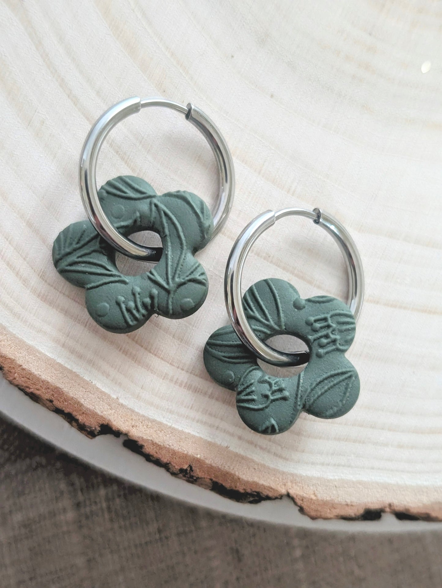 Créoles fleuries sauge - Boucles d'oreilles en argile polymère et acier inoxydable hypoallergène
