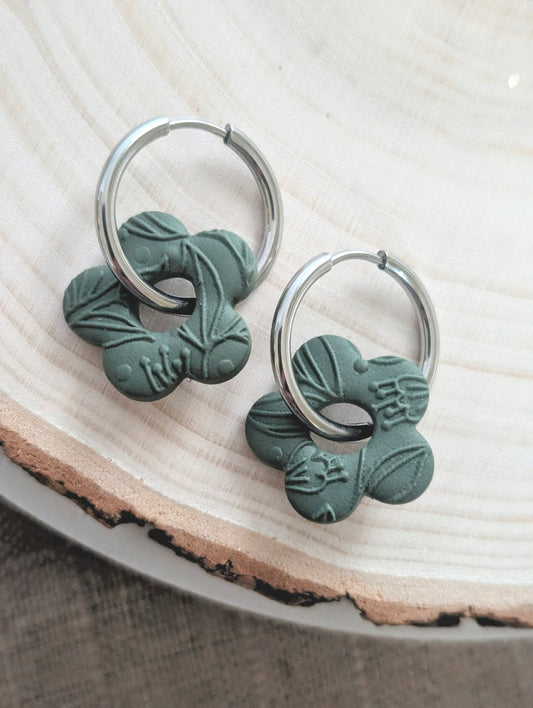 Créoles fleuries sauge - Boucles d'oreilles en argile polymère et acier inoxydable hypoallergène