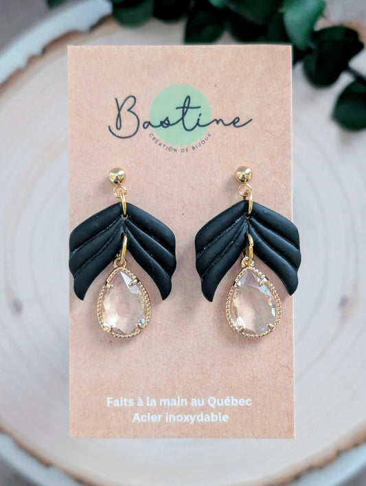 Boucles d’oreilles feuilles en argile polymère et bille de verre – noir et doré