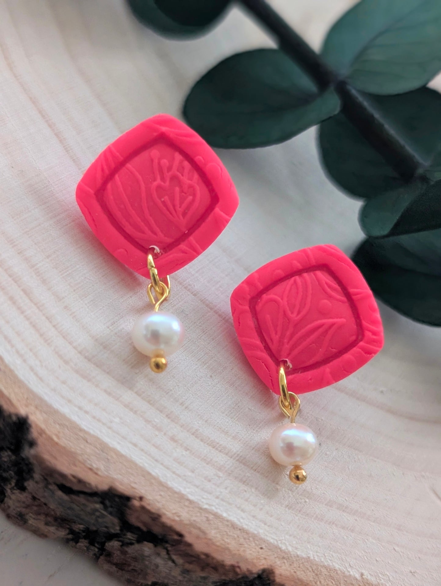 Rosie corail néon - Boucles d'oreilles pendantes argile polymère et acier inoxydable hypoallergène