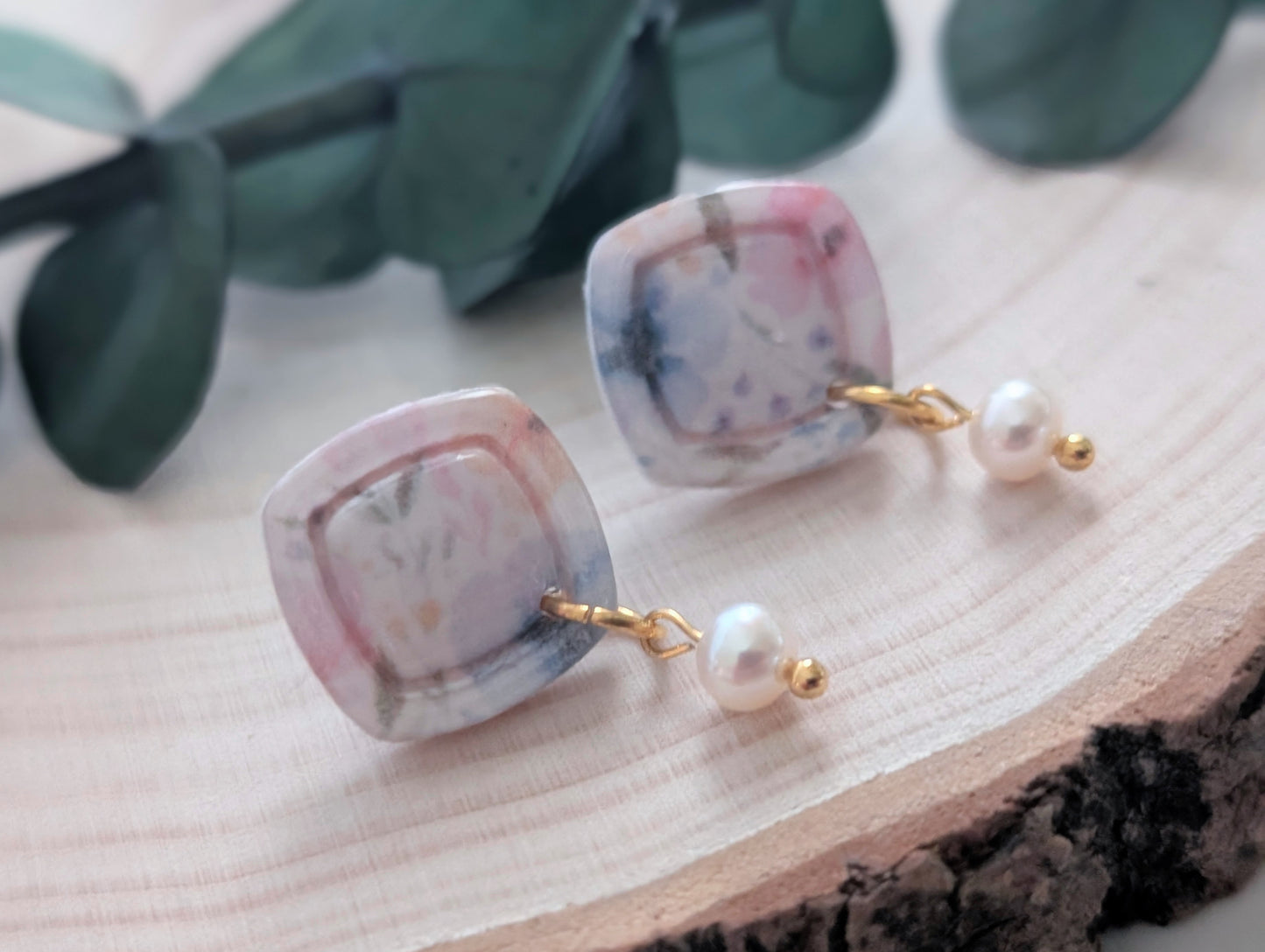 Rosie fleurie - Boucles d'oreilles pendantes argile polymère et acier inoxydable hypoallergène