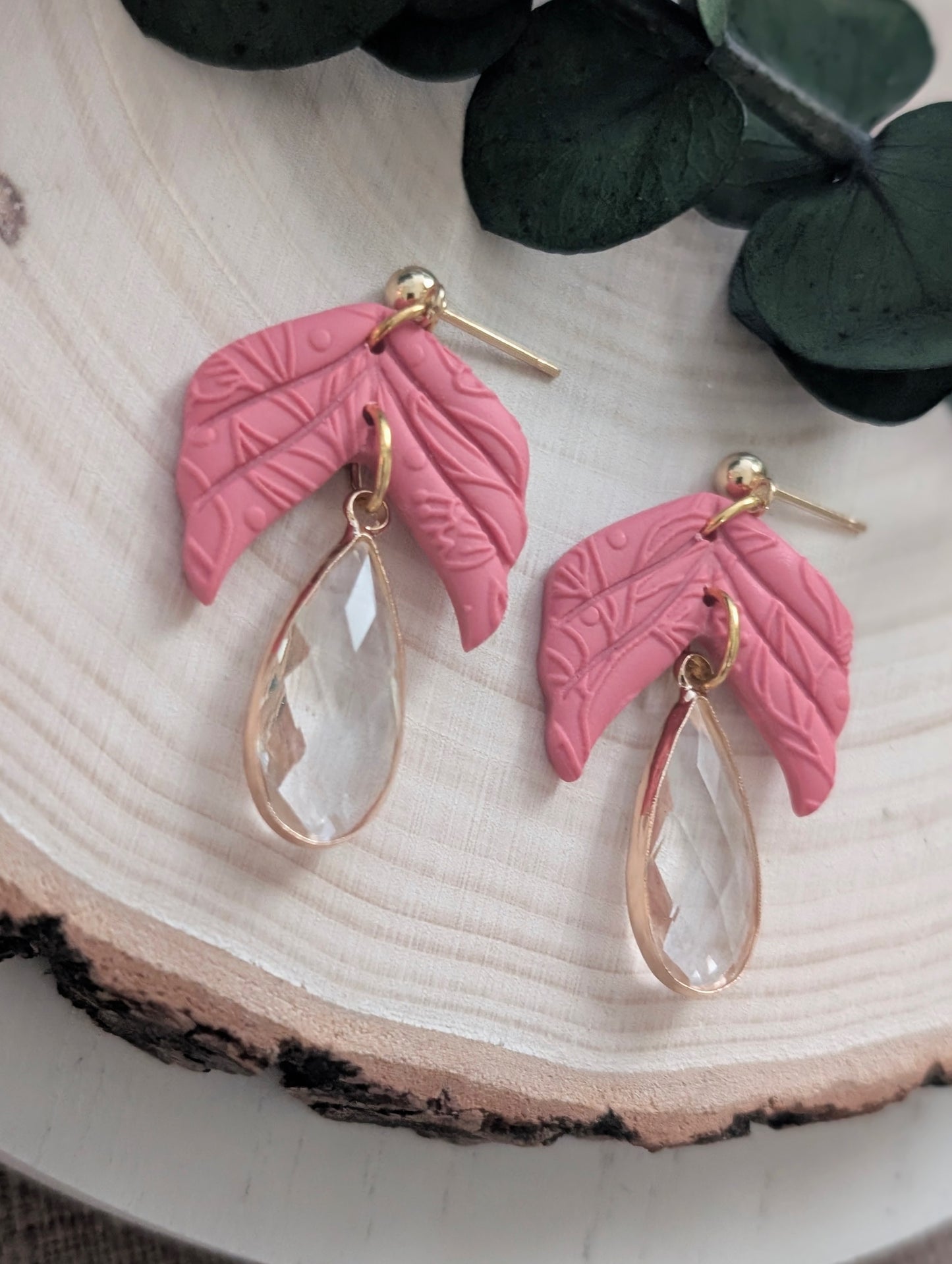 Boucles d’oreilles feuilles en argile polymère et bille de verre – Rose blush et doré