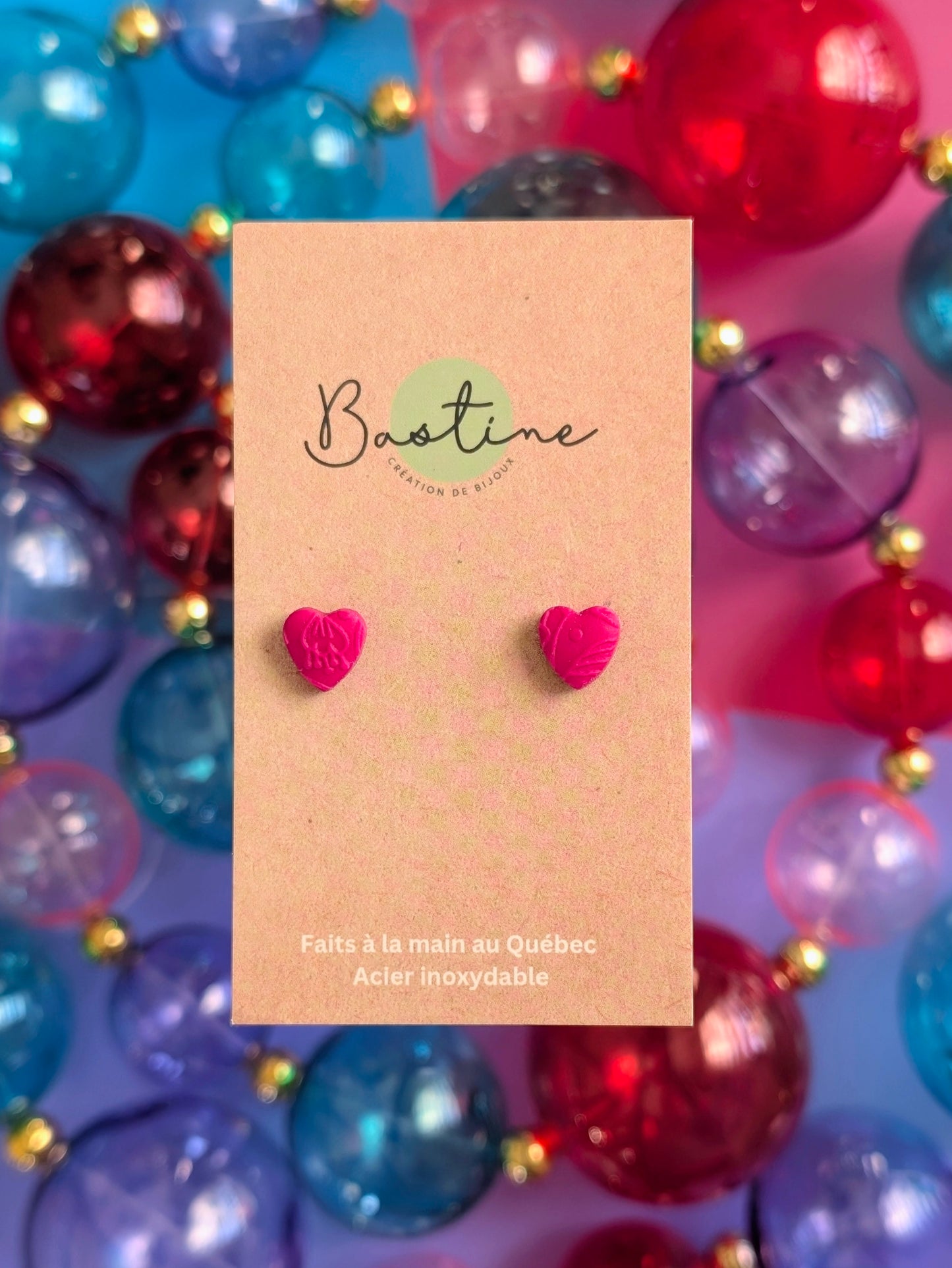 Cœurs fuchsia texturés - Boucles d'oreilles mini studs en argile polymère et acier inoxydable hypoallergène