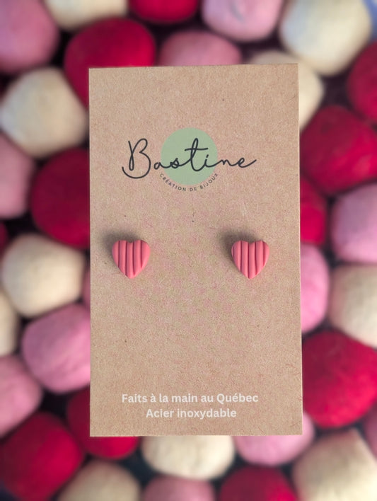 Cœurs corail lignés - Boucles d'oreilles mini studs en argile polymère et acier inoxydable hypoallergène