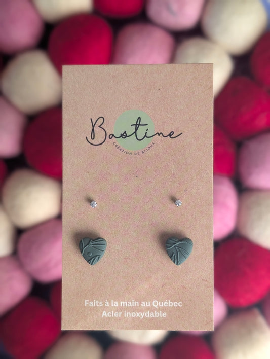 Duo coeurs sauge texturés - Boucles d'oreilles studs en argile polymère, zircons et acier inoxydable hypoallergène