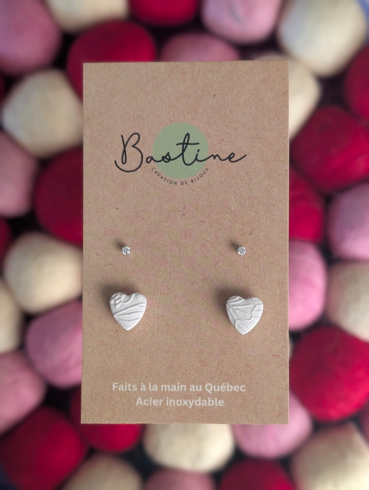 Duo coeurs blancs texturés - Boucles d'oreilles studs en argile polymère, zircons et acier inoxydable hypoallergène
