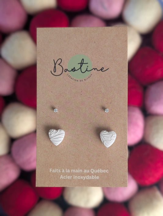 Duo coeurs blancs texturés - Boucles d'oreilles studs en argile polymère, zircons et acier inoxydable hypoallergène