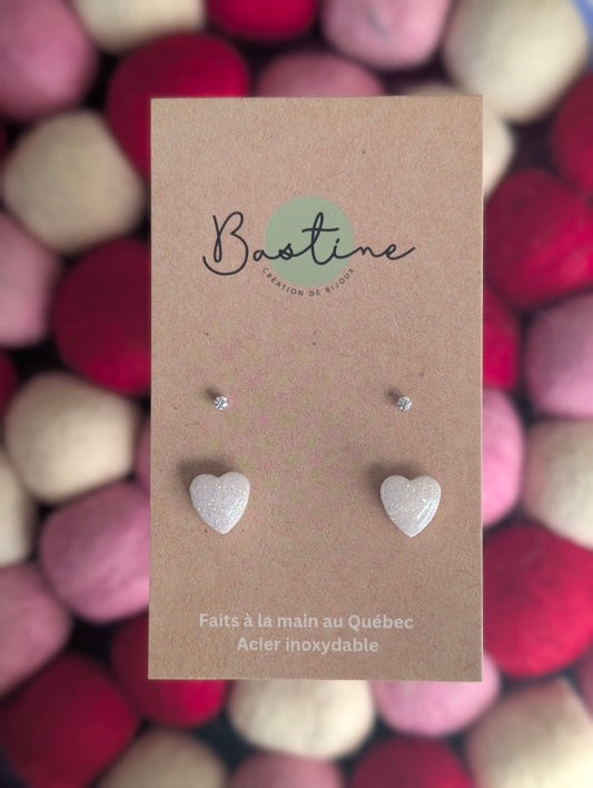 Duo coeurs blancs scintillants- Boucles d'oreilles studs en argile polymère, zircons et acier inoxydable hypoallergène