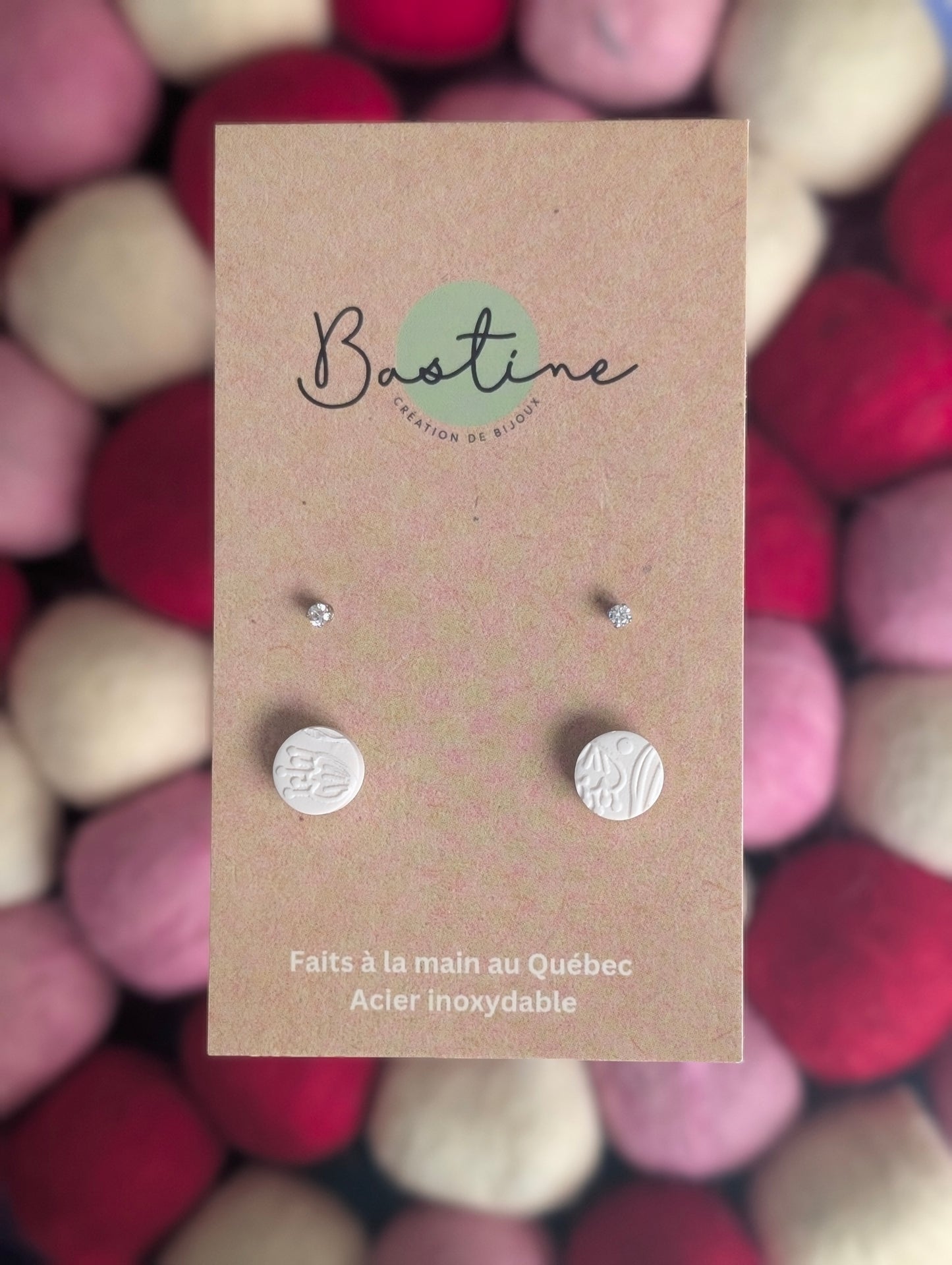 Duo ronds blancs- Boucles d'oreilles studs en argile polymère, zircons et acier inoxydable hypoallergène