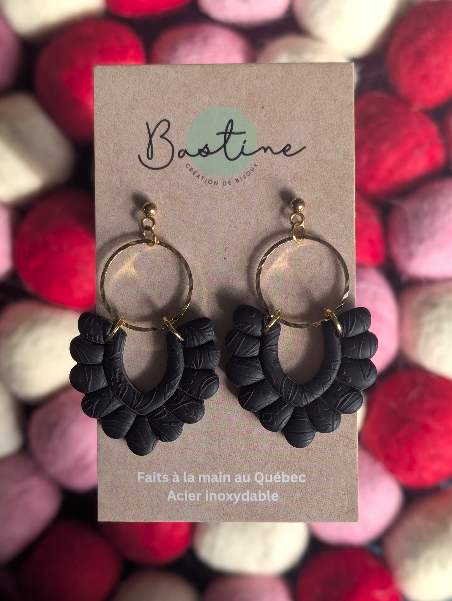 Pénélope noire - Boucles d'oreilles pendantes argile polymère et acier inoxydable hypoallergène