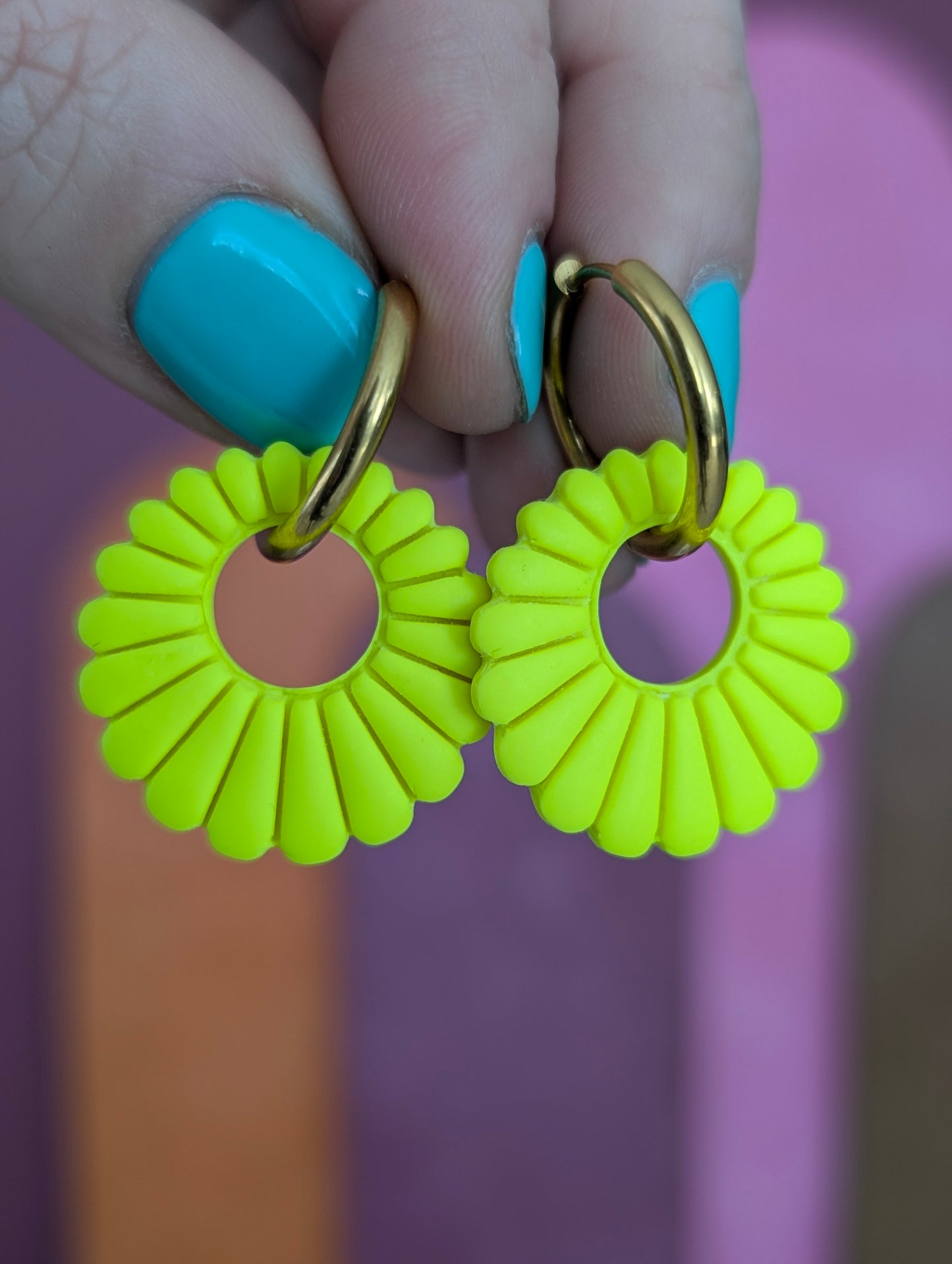 Créoles fleurs jaune fluo - Boucles d'oreilles pendantes en argile polymère et acier inoxydable hypoallergène