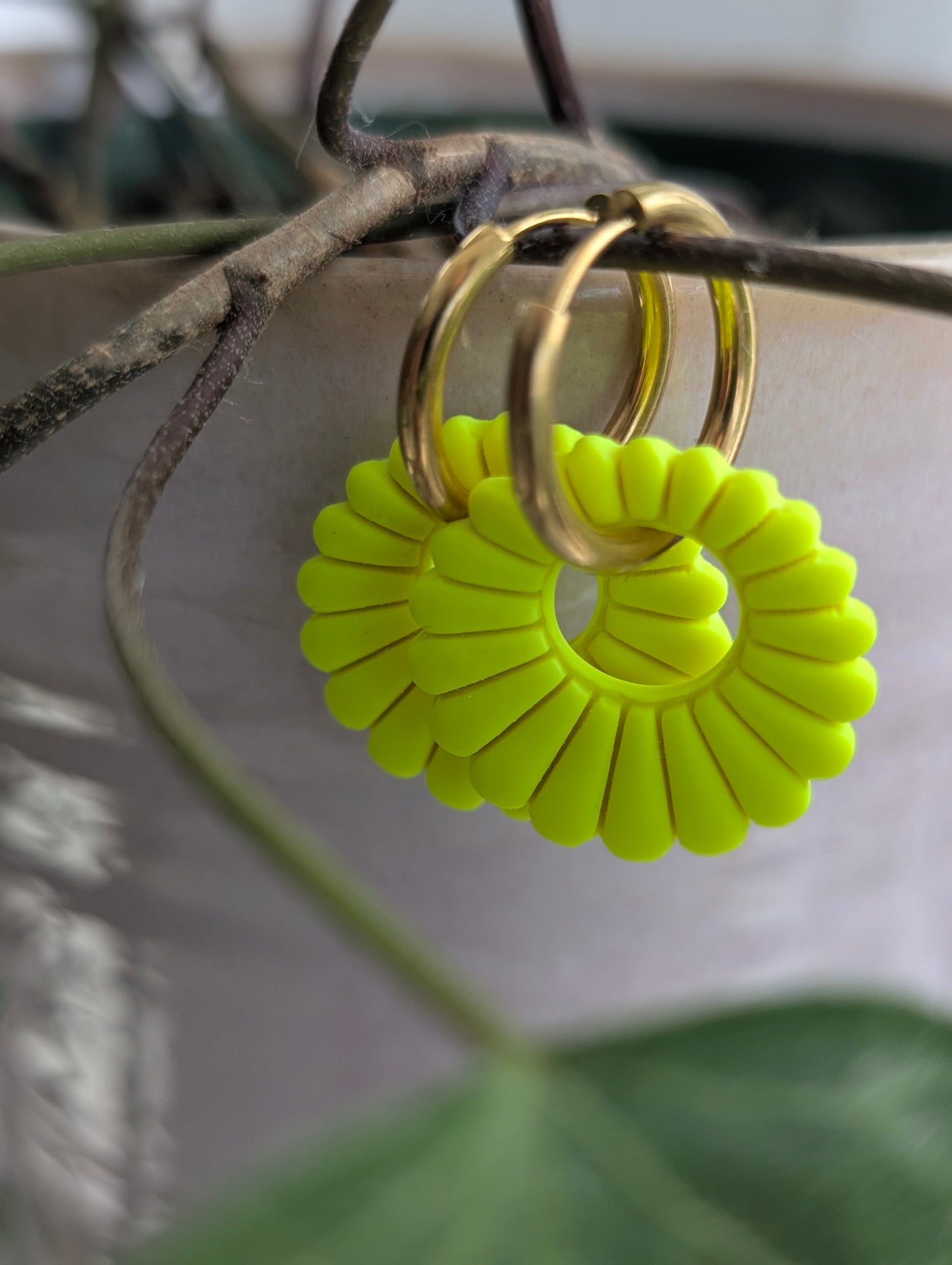 Créoles fleurs jaune fluo - Boucles d'oreilles pendantes en argile polymère et acier inoxydable hypoallergène