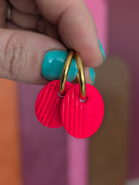 Créoles corail néon - Boucles d'oreilles pendantes en argile polymère et acier inoxydable hypoallergène