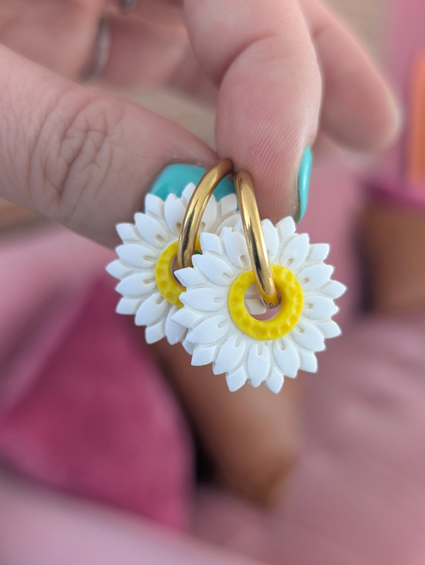Créoles marguerites - Boucles d'oreilles pendantes en argile polymère et acier inoxydable hypoallergène