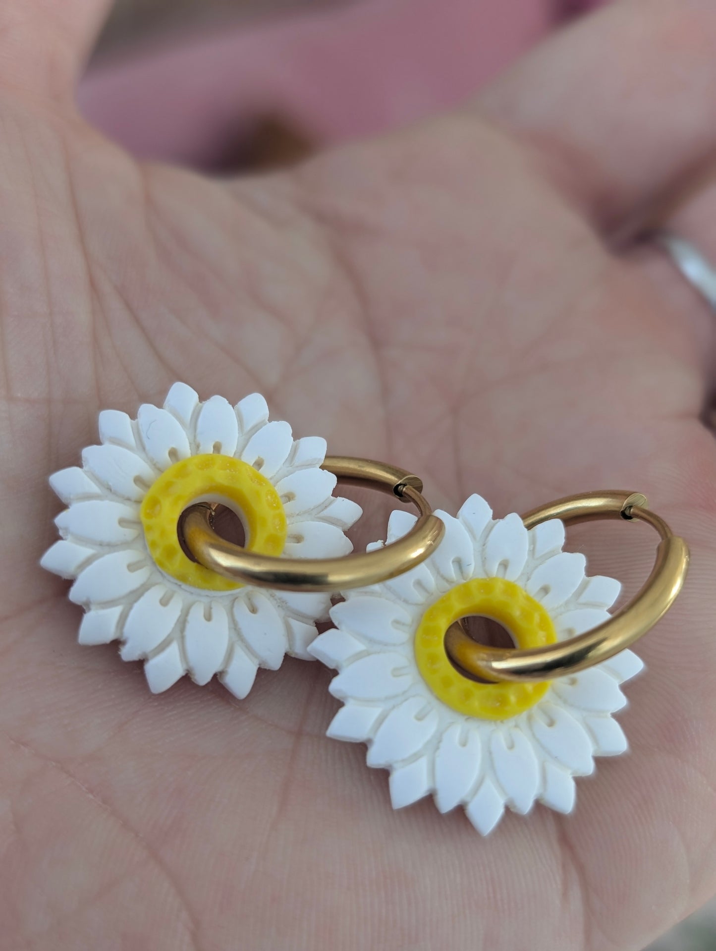 Créoles marguerites - Boucles d'oreilles pendantes en argile polymère et acier inoxydable hypoallergène