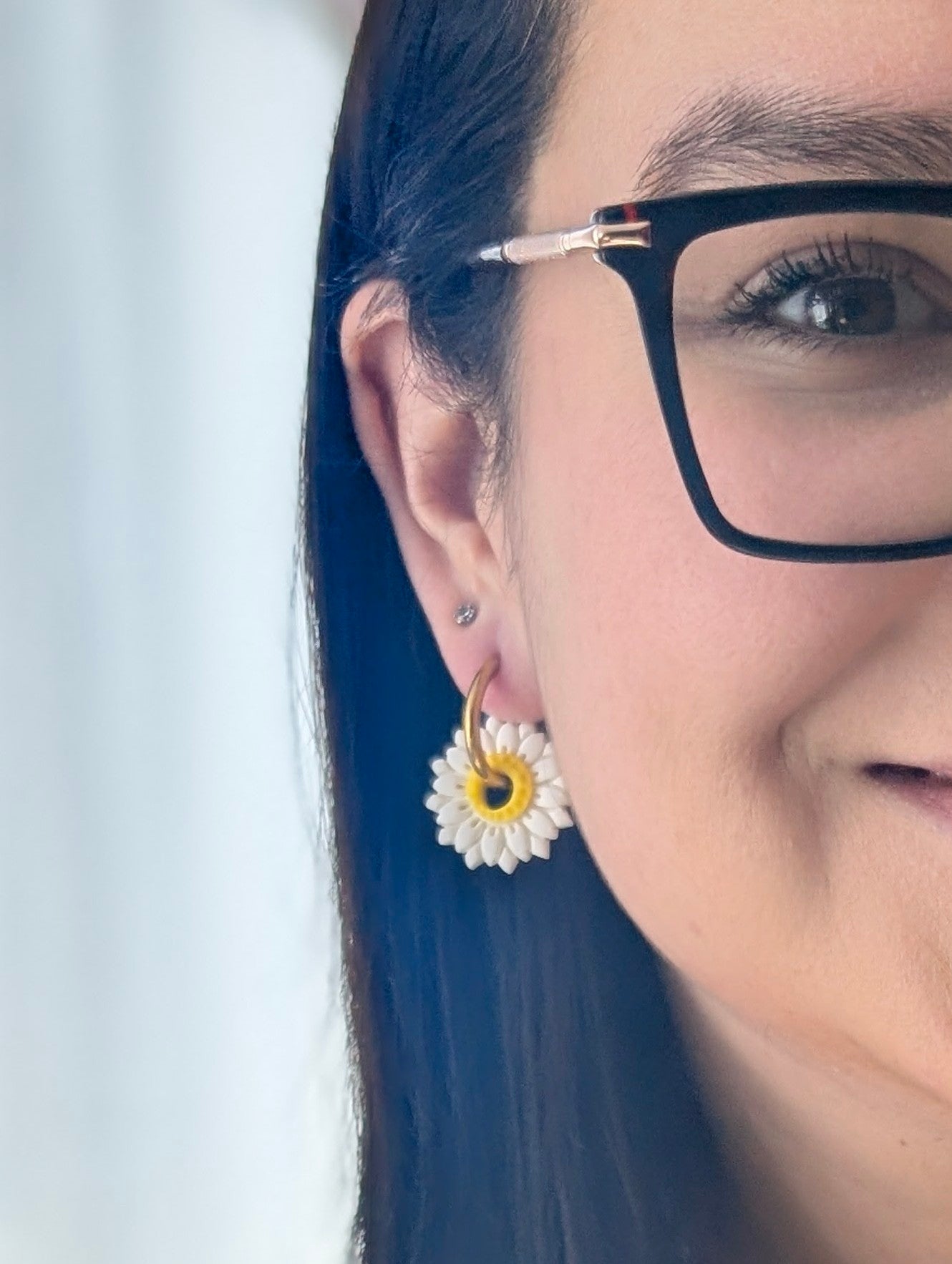 Créoles marguerites - Boucles d'oreilles pendantes en argile polymère et acier inoxydable hypoallergène