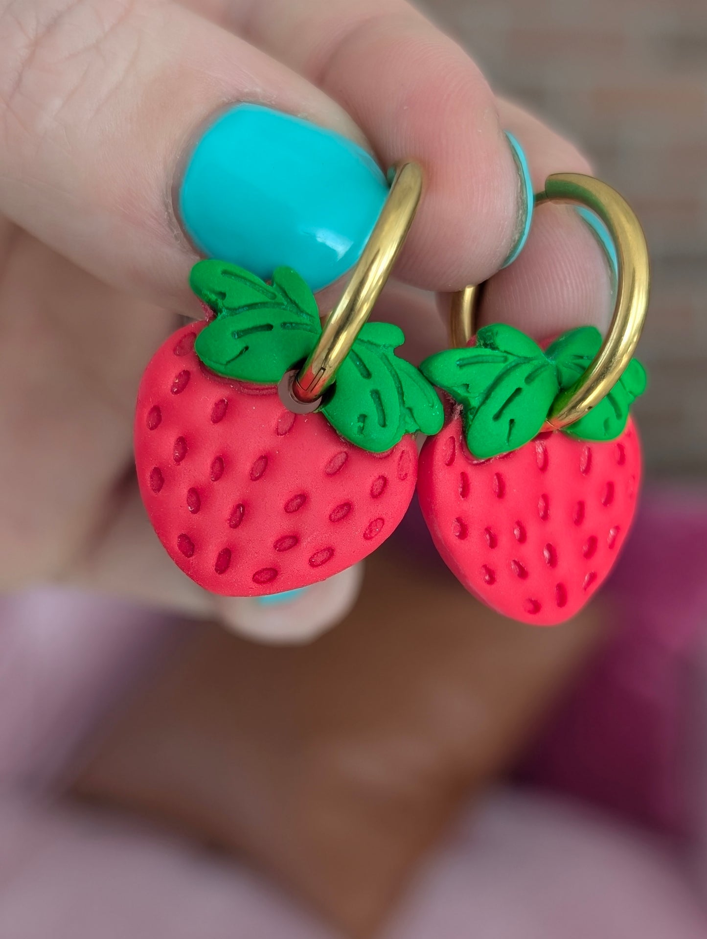 Créoles fraises - Boucles d'oreilles pendantes en argile polymère et acier inoxydable hypoallergène