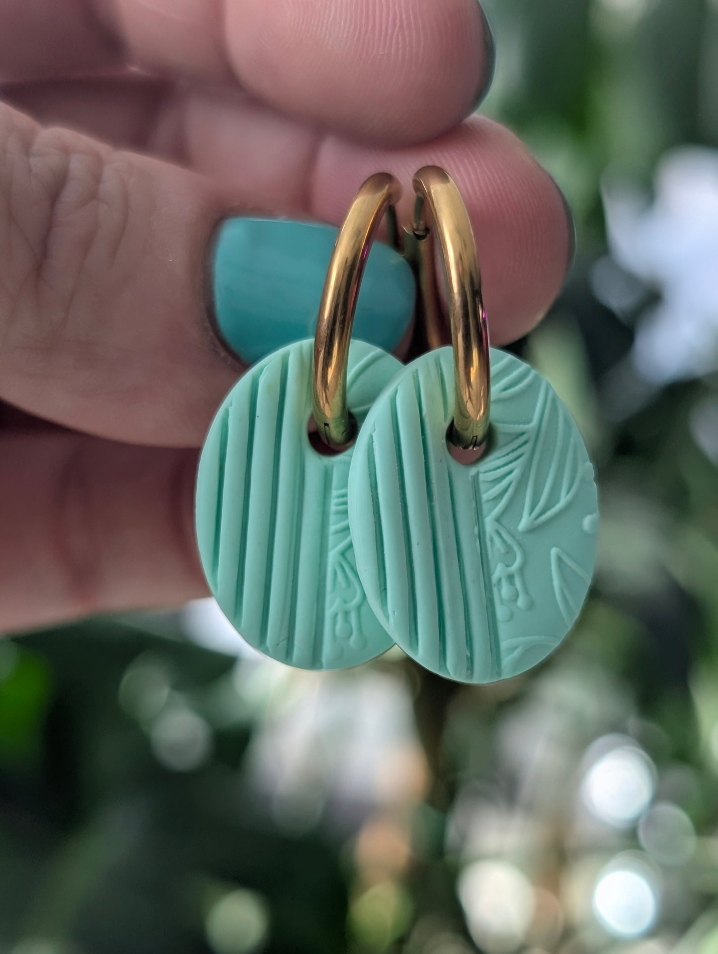 Créoles aqua - Boucles d'oreilles pendantes en argile polymère et acier inoxydable hypoallergène