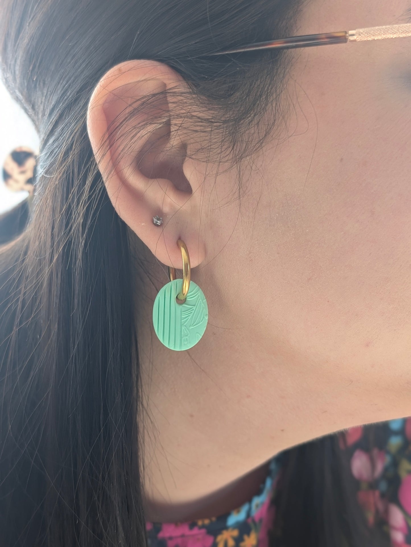 Créoles aqua - Boucles d'oreilles pendantes en argile polymère et acier inoxydable hypoallergène
