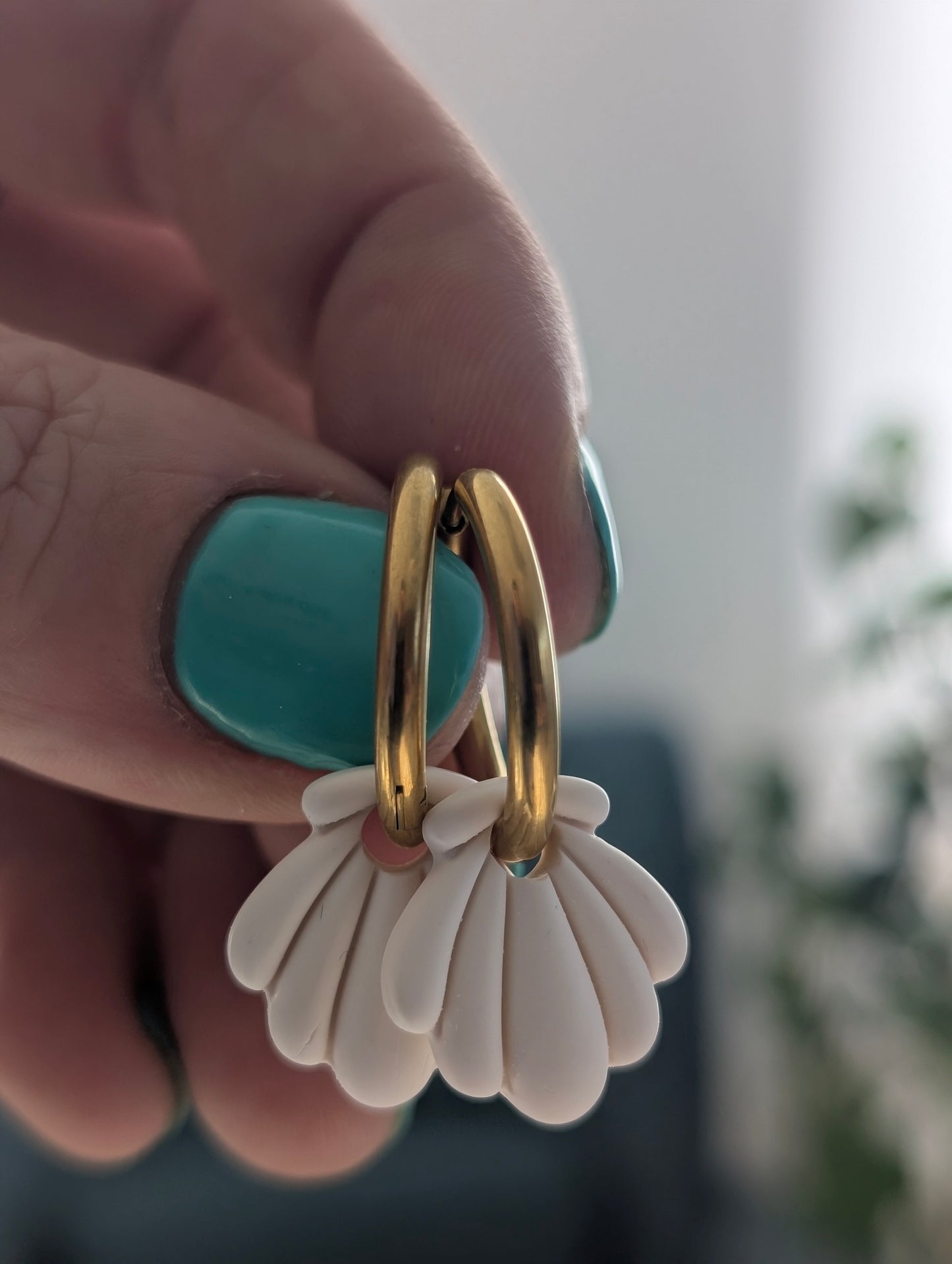 Créoles coquillages - Boucles d'oreilles pendantes en argile polymère et acier inoxydable hypoallergène
