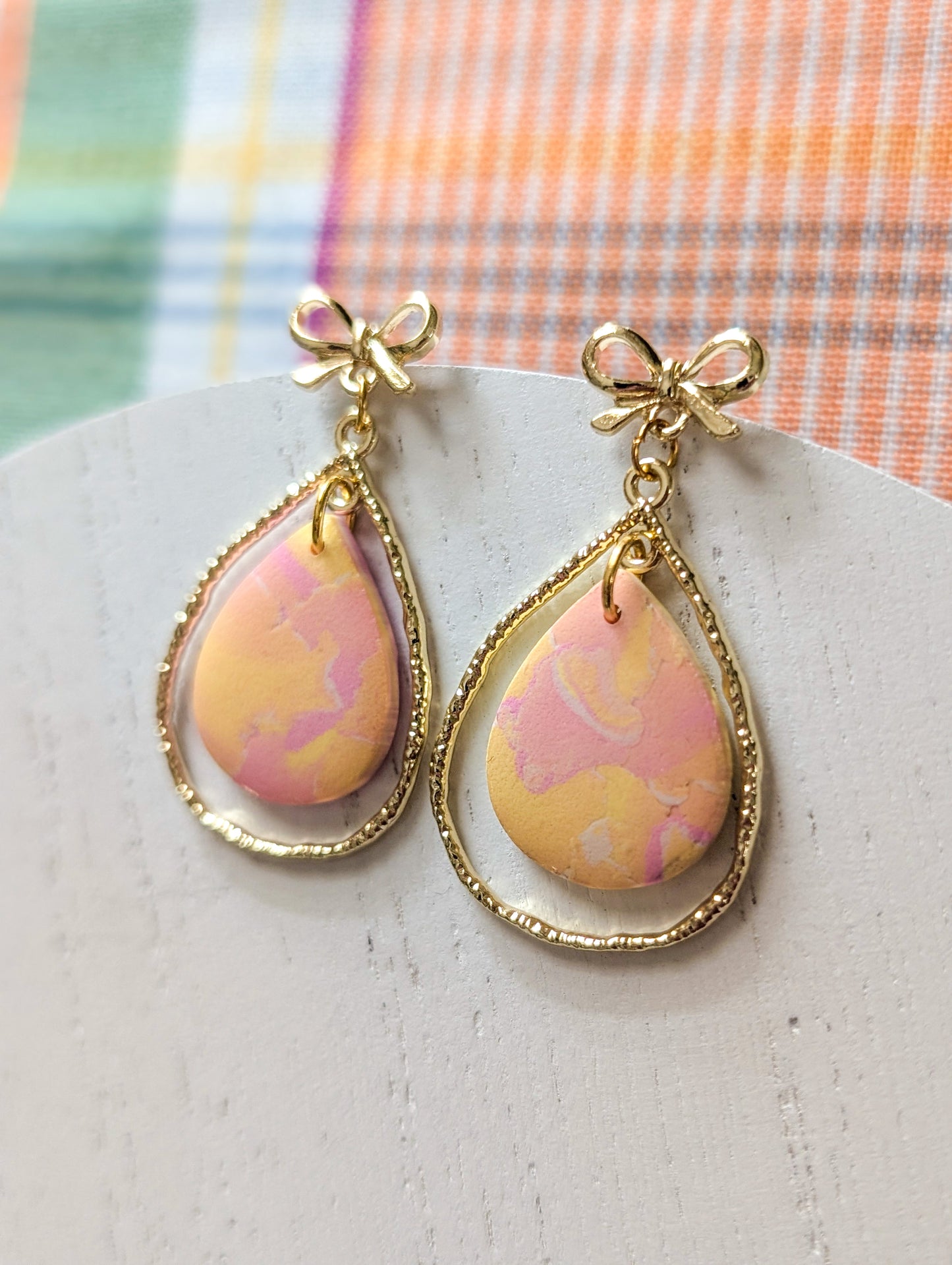 Gouttes Limonade rose - Boucles d'oreilles pendantes en argile polymère et acier inoxydable hypoallergène