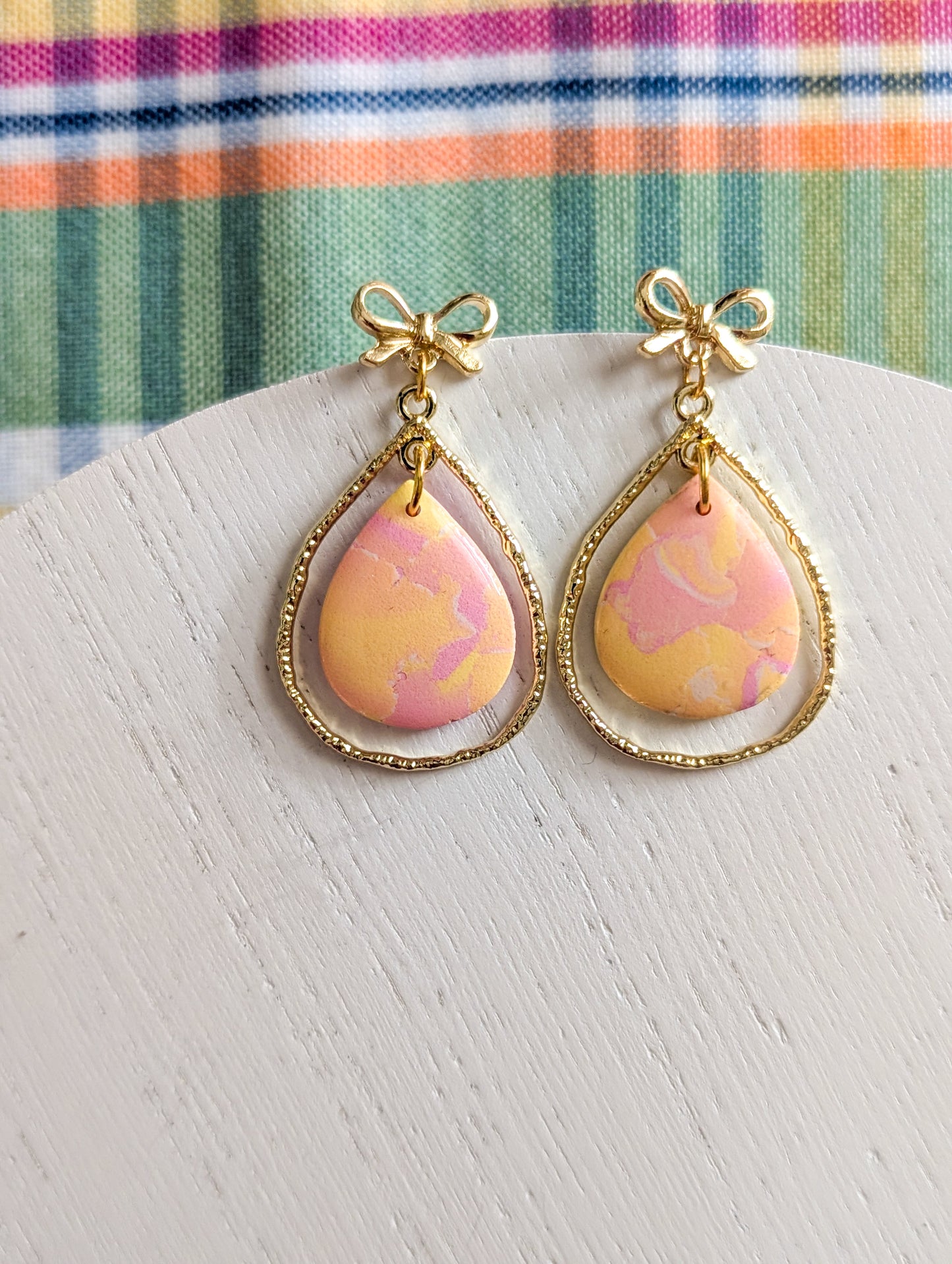 Gouttes Limonade rose - Boucles d'oreilles pendantes en argile polymère et acier inoxydable hypoallergène