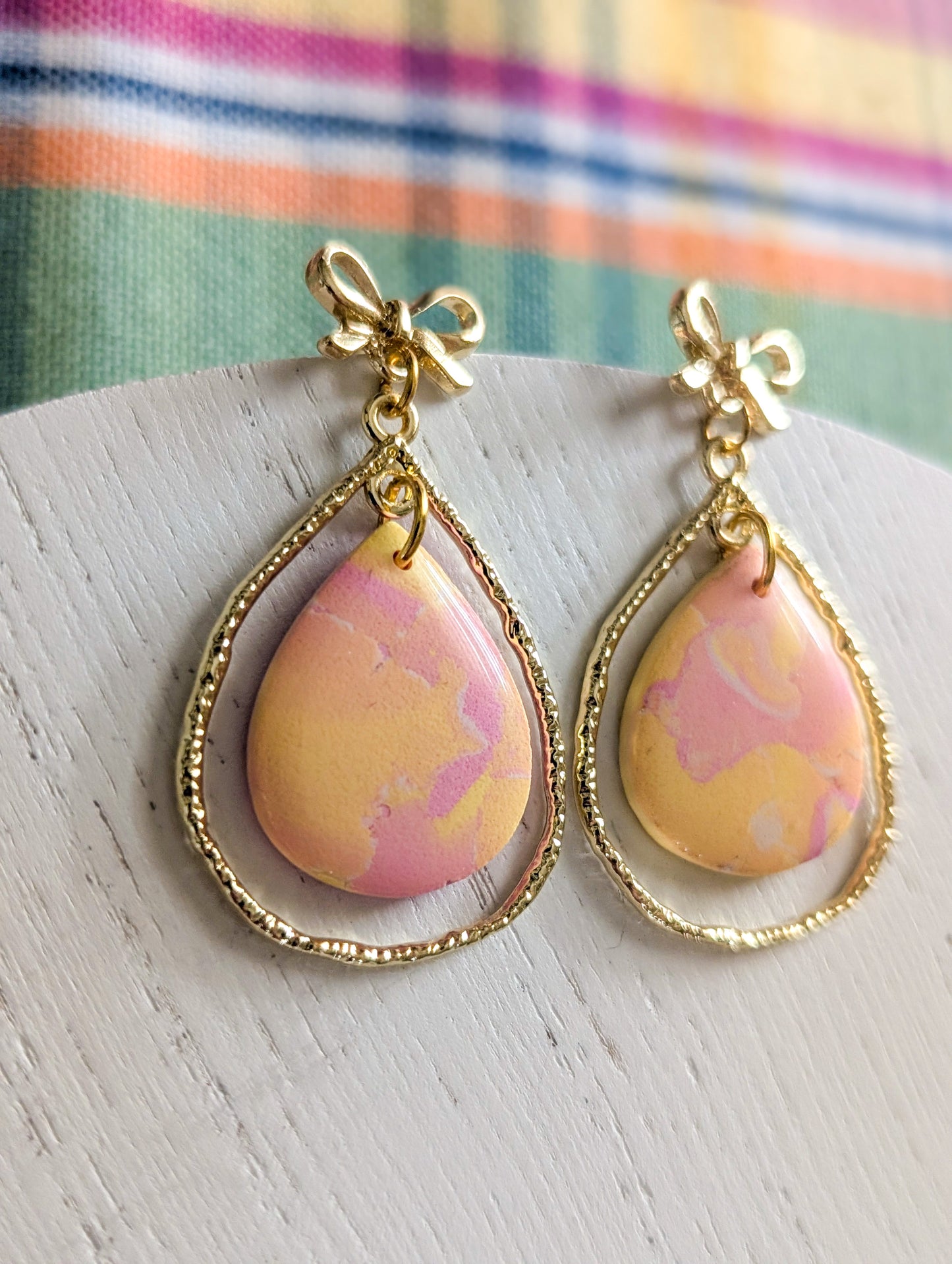 Gouttes Limonade rose - Boucles d'oreilles pendantes en argile polymère et acier inoxydable hypoallergène