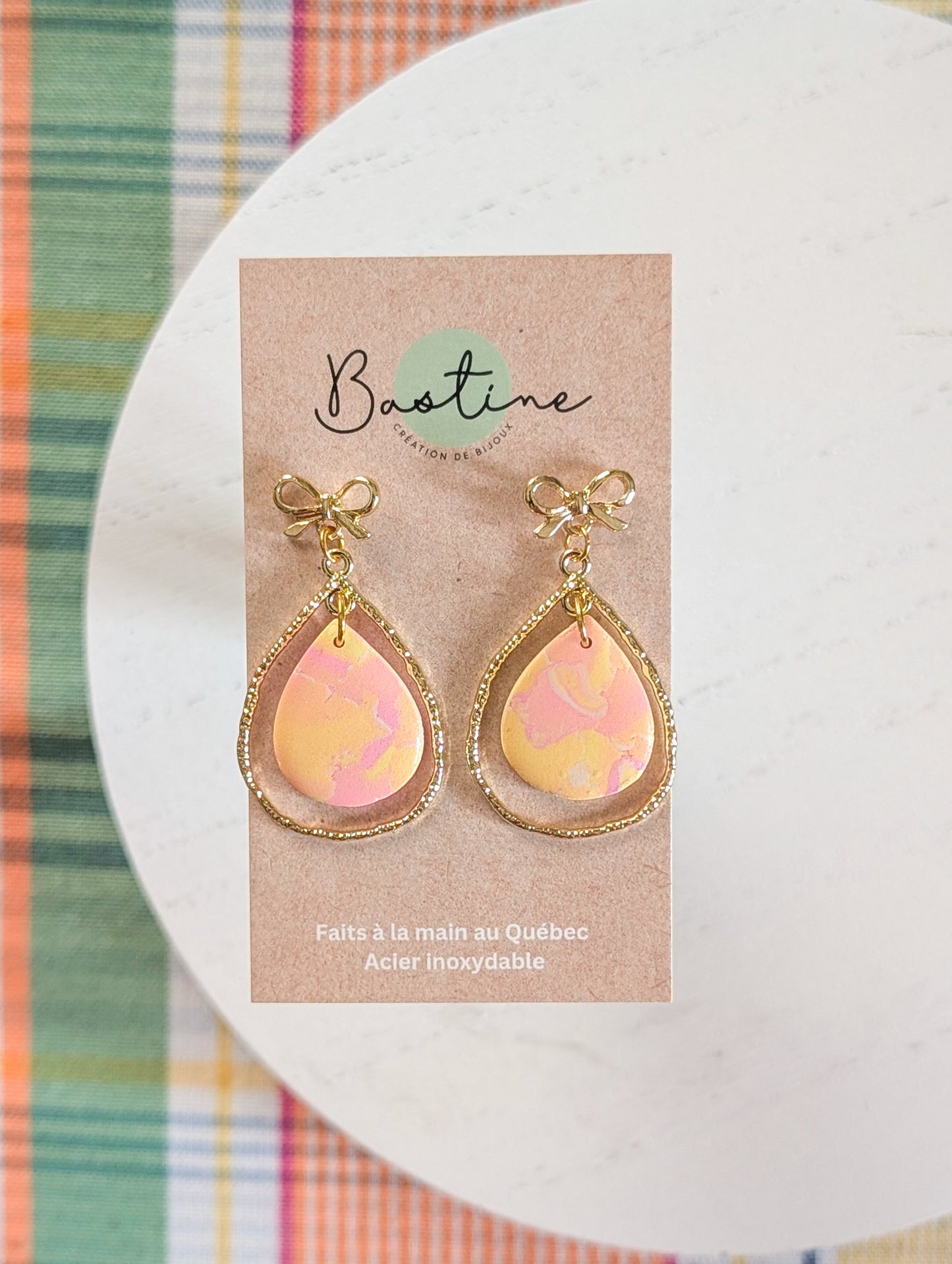 Gouttes Limonade rose - Boucles d'oreilles pendantes en argile polymère et acier inoxydable hypoallergène