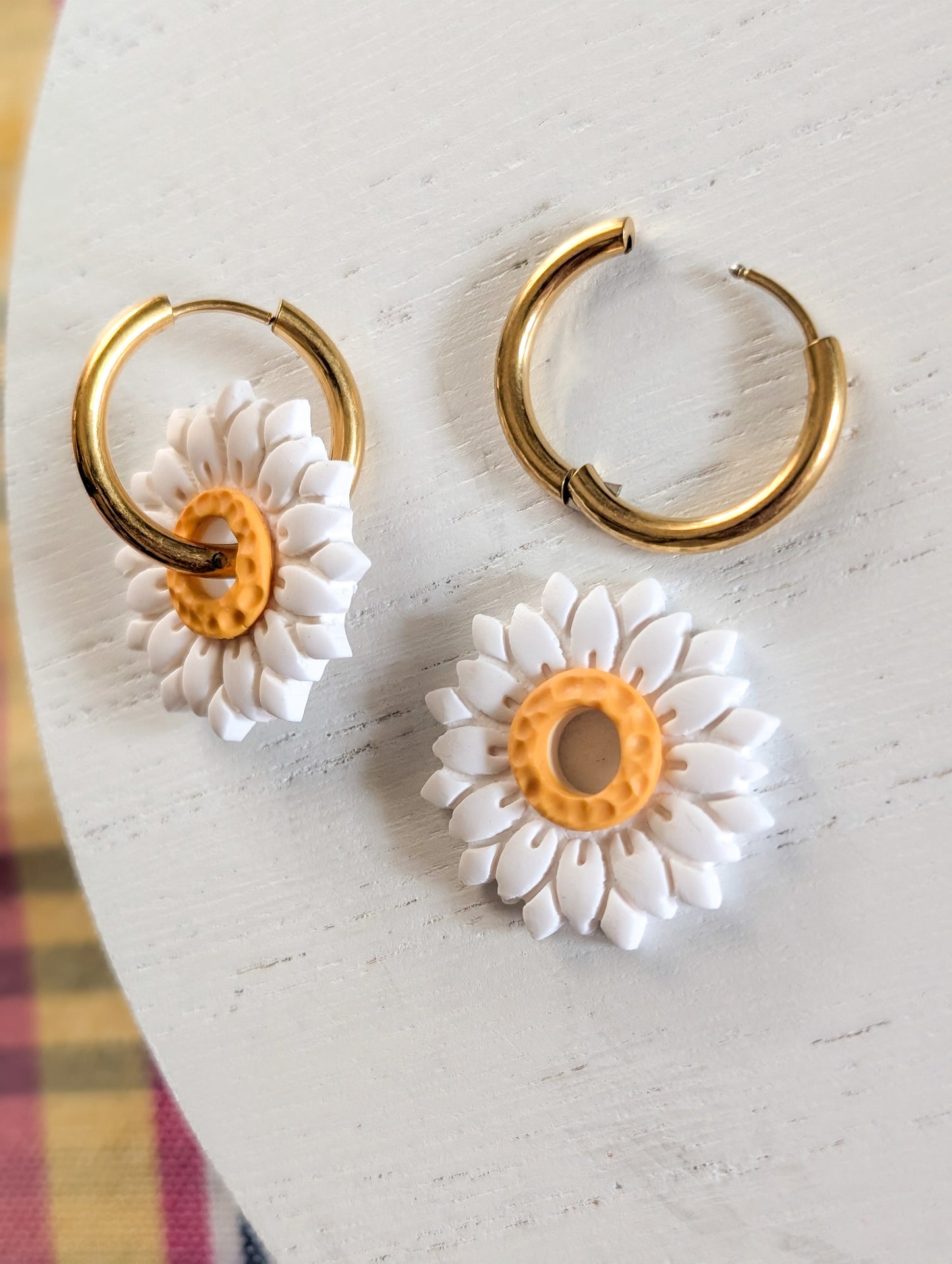 Créoles marguerites - Boucles d'oreilles pendantes en argile polymère et acier inoxydable hypoallergène