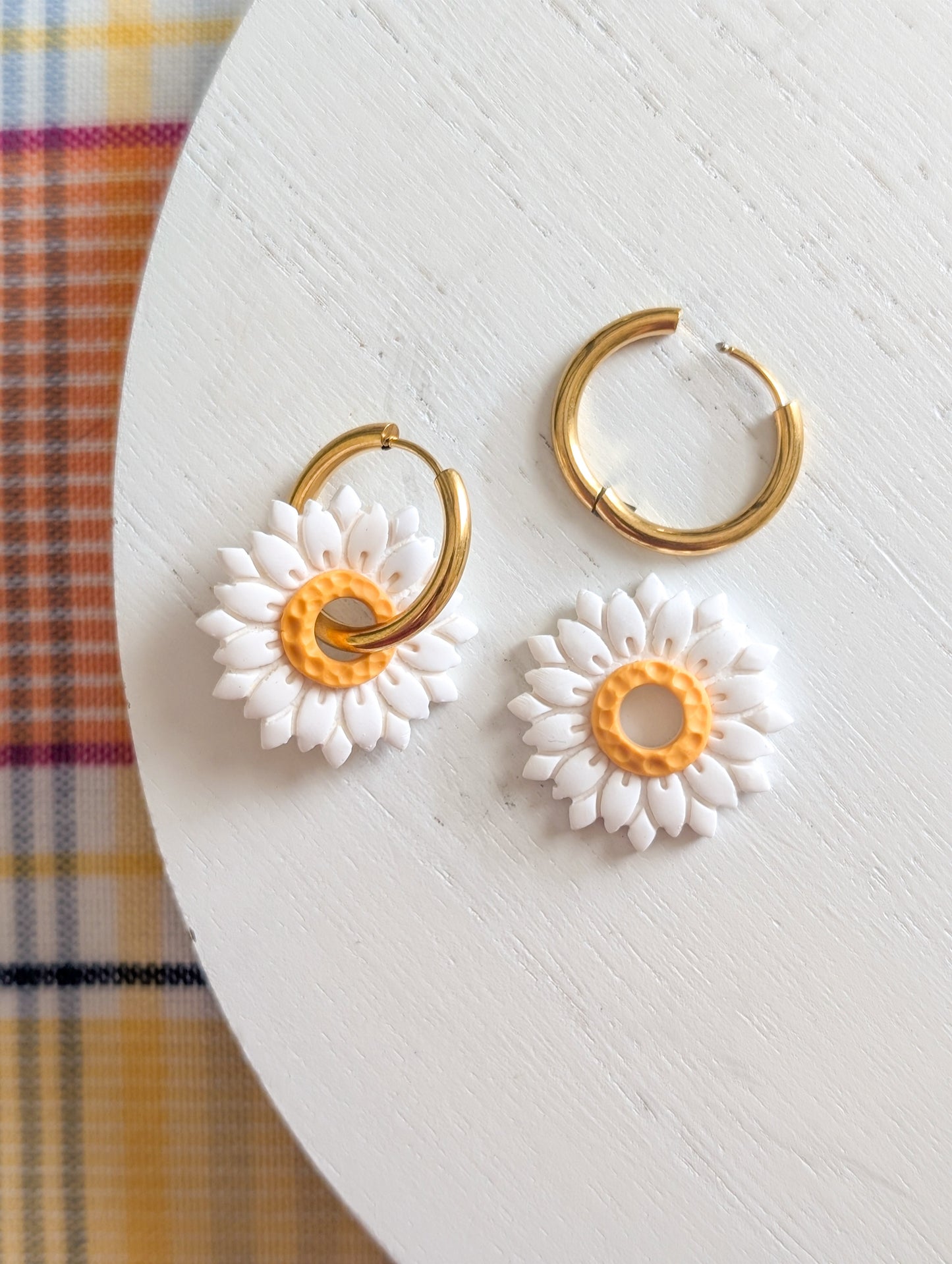 Créoles marguerites - Boucles d'oreilles pendantes en argile polymère et acier inoxydable hypoallergène