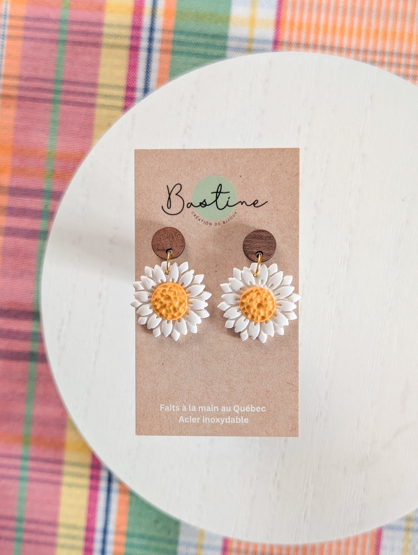 Marguerites - Boucles d'oreilles pendantes en argile polymère et acier inoxydable hypoallergène