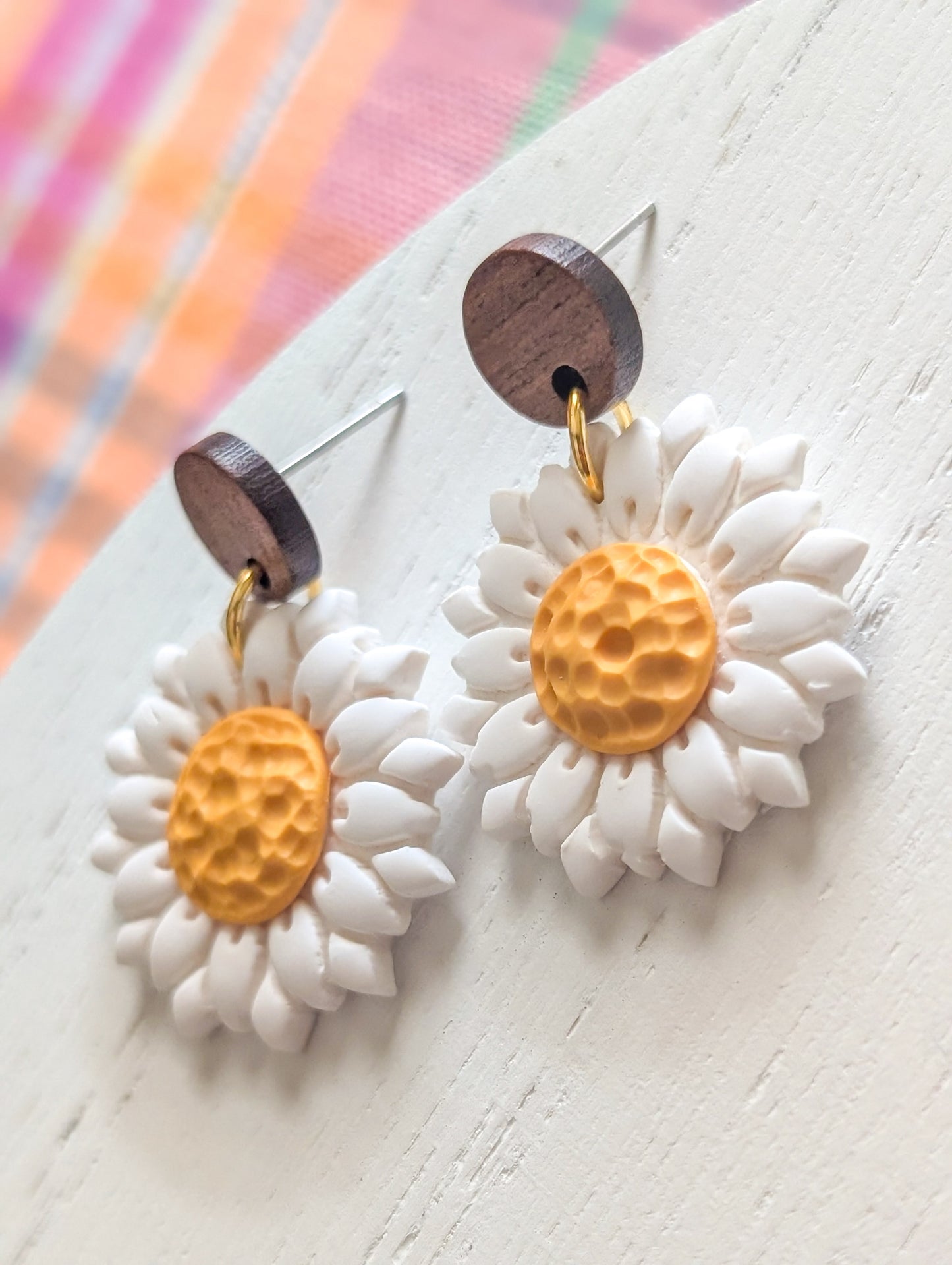 Marguerites - Boucles d'oreilles pendantes en argile polymère et acier inoxydable hypoallergène