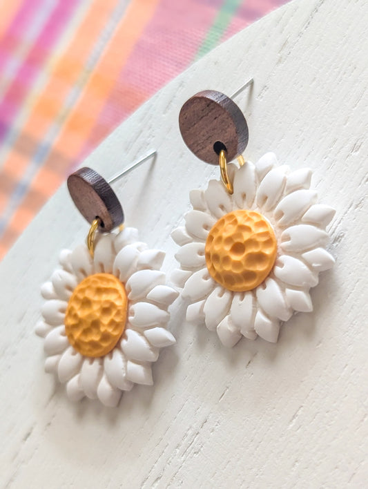 Marguerites - Boucles d'oreilles pendantes en argile polymère et acier inoxydable hypoallergène