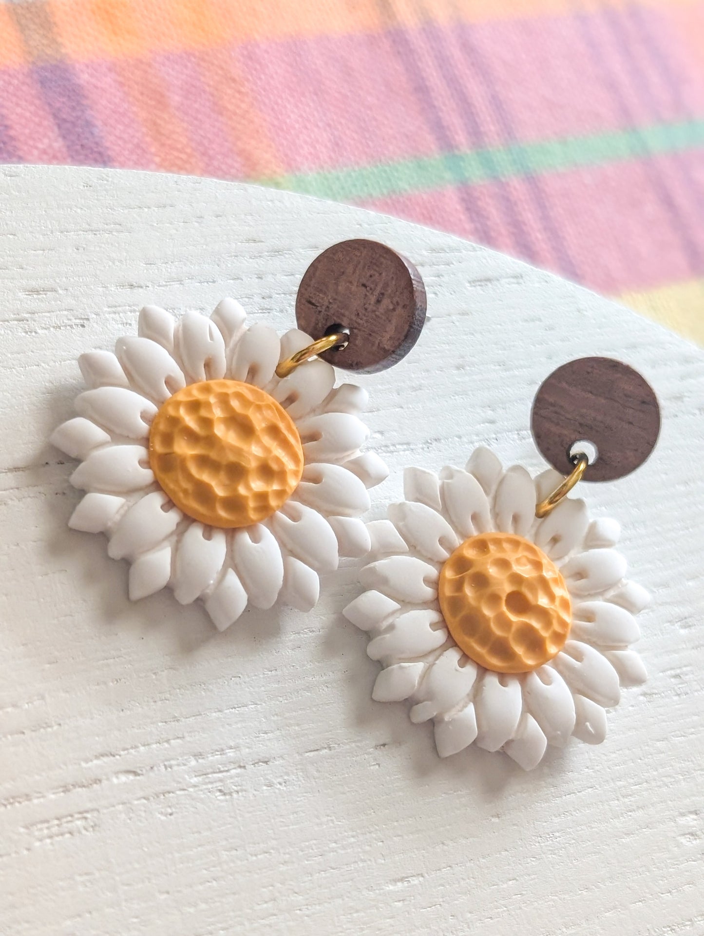 Marguerites - Boucles d'oreilles pendantes en argile polymère et acier inoxydable hypoallergène
