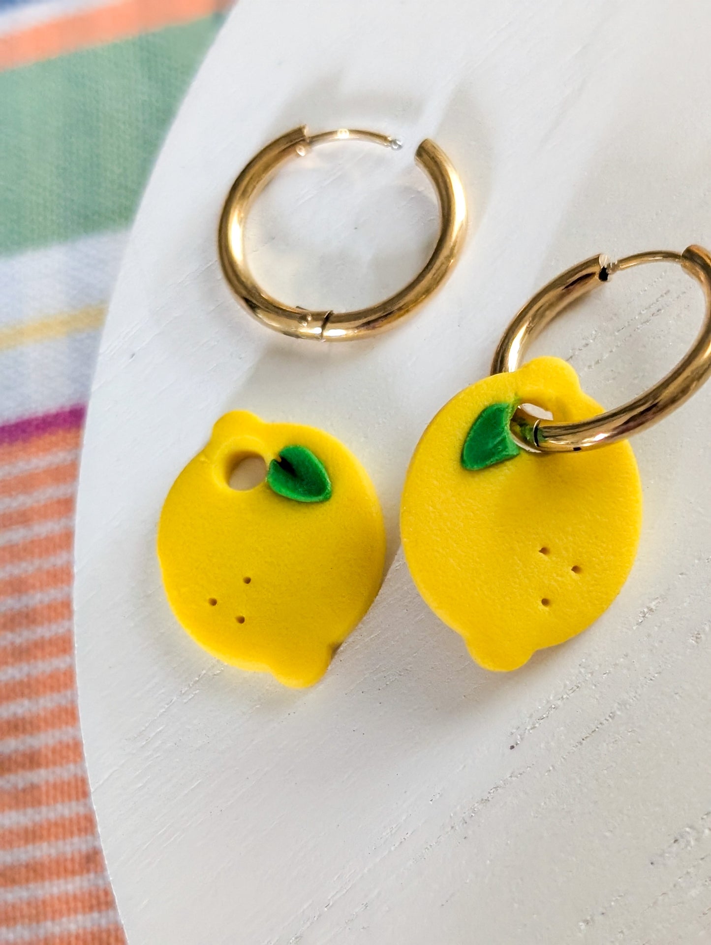 Créoles citrons - Boucles d'oreilles pendantes en argile polymère et acier inoxydable hypoallergène