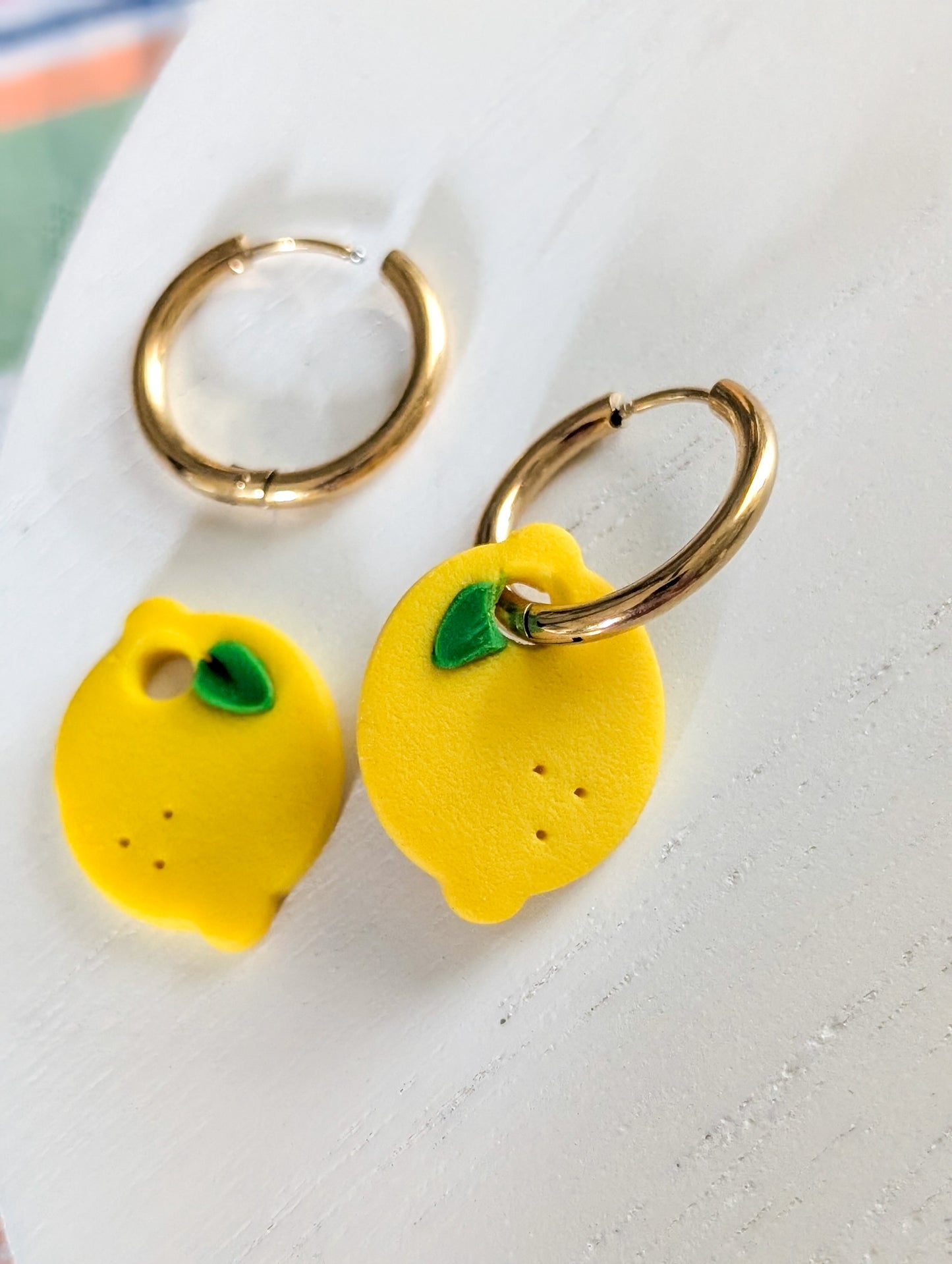 Créoles citrons - Boucles d'oreilles pendantes en argile polymère et acier inoxydable hypoallergène