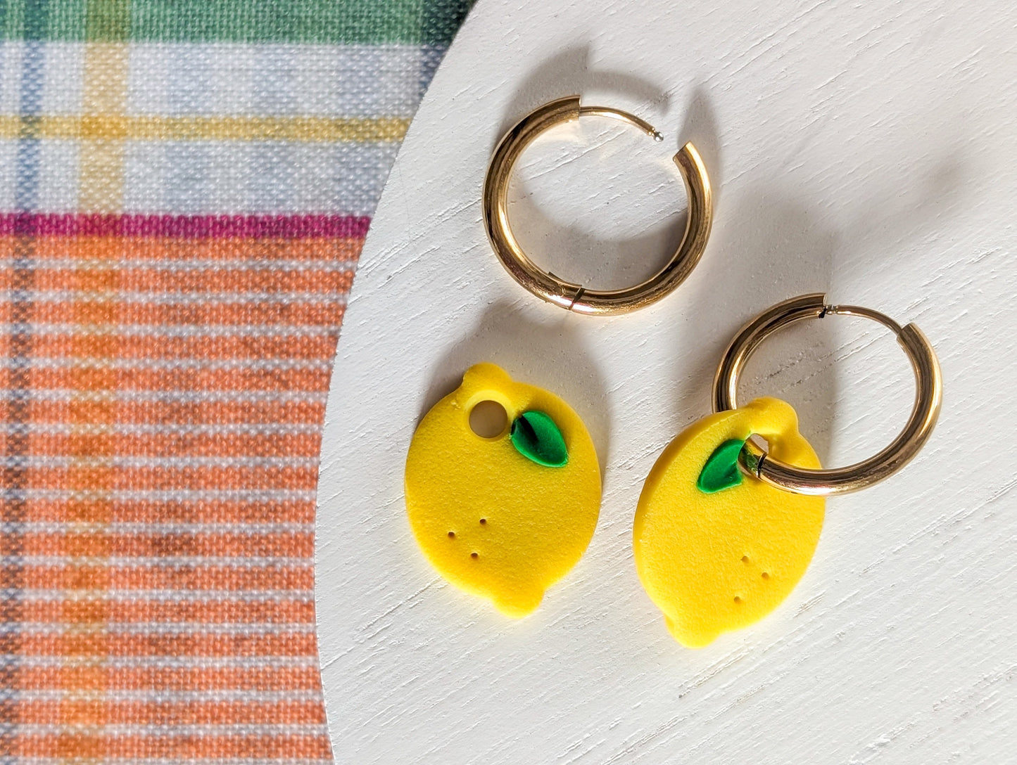 Créoles citrons - Boucles d'oreilles pendantes en argile polymère et acier inoxydable hypoallergène