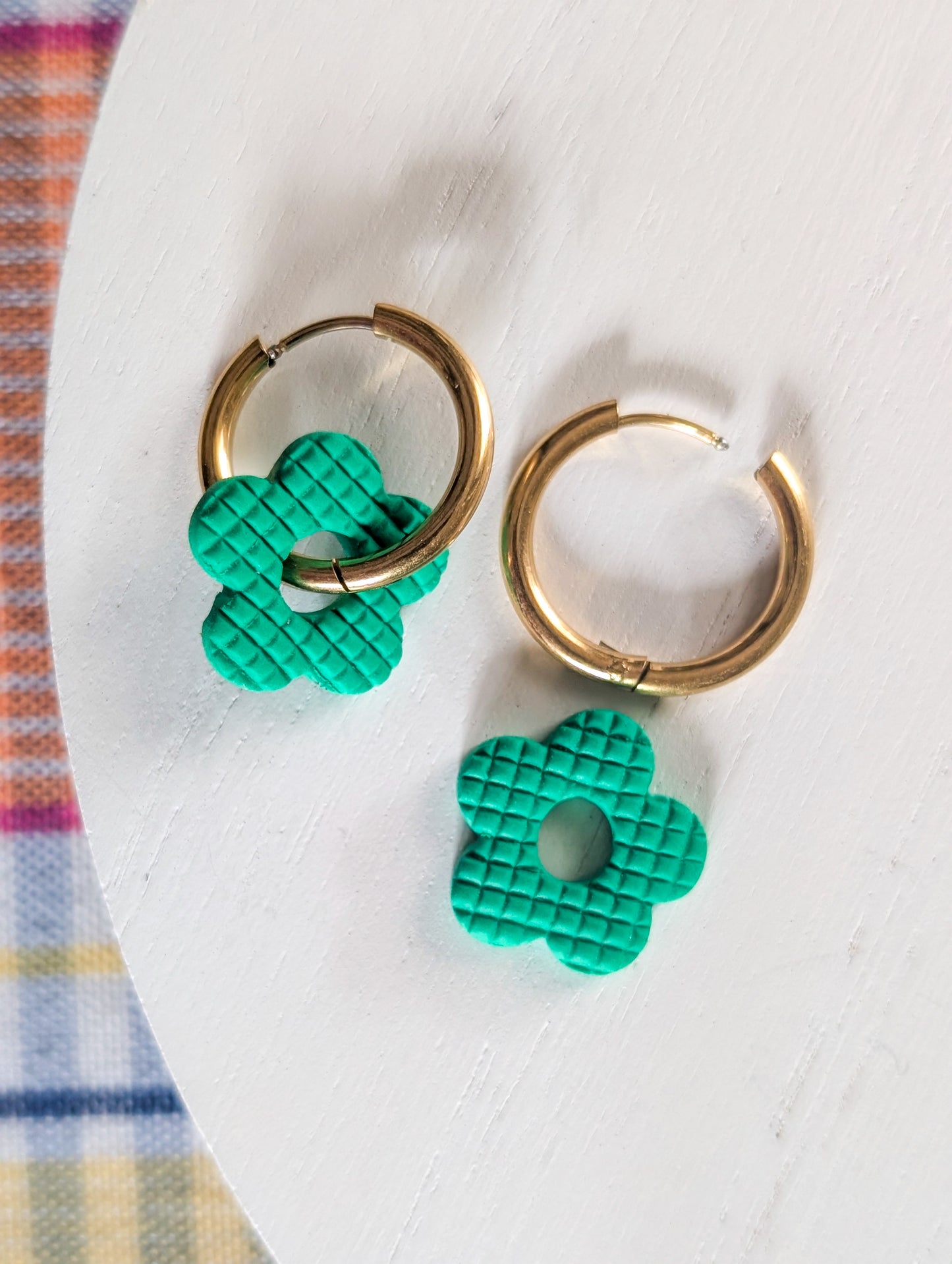 Créoles fleurs vert jade - Boucles d'oreilles pendantes en argile polymère et acier inoxydable hypoallergène