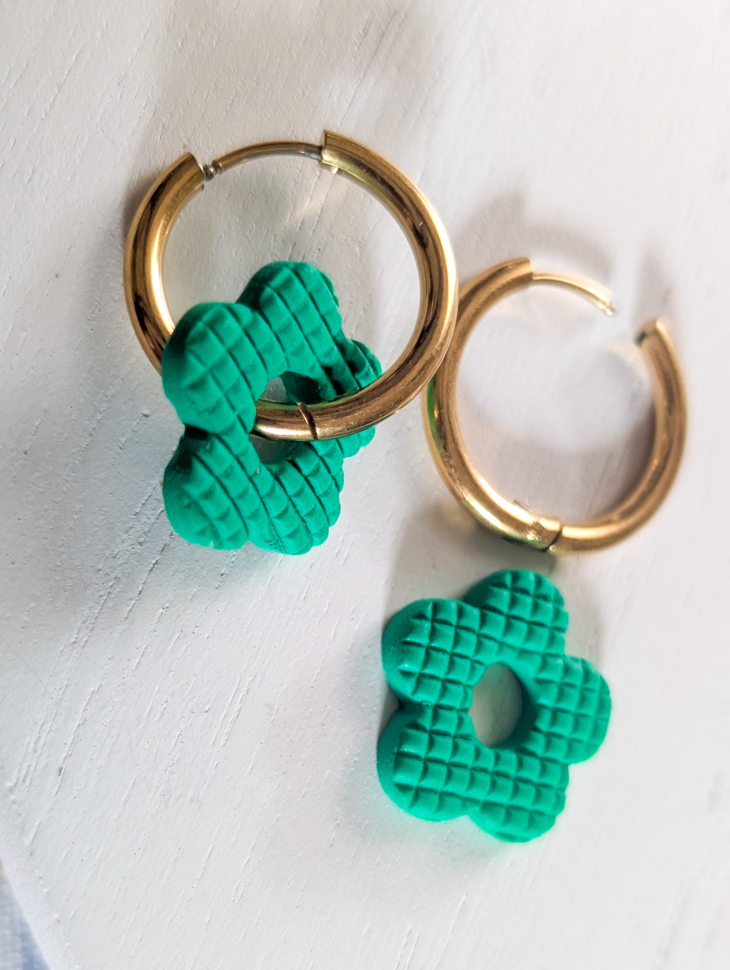 Créoles fleurs vert jade - Boucles d'oreilles pendantes en argile polymère et acier inoxydable hypoallergène