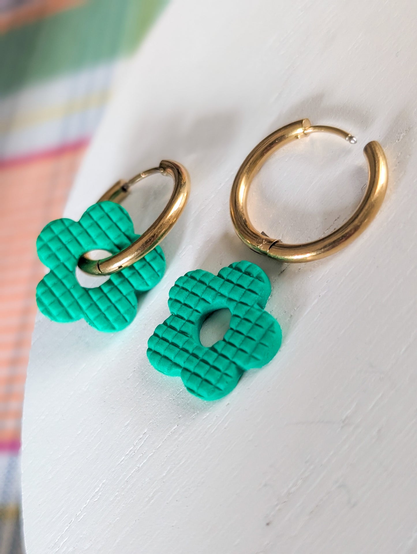Créoles fleurs vert jade - Boucles d'oreilles pendantes en argile polymère et acier inoxydable hypoallergène