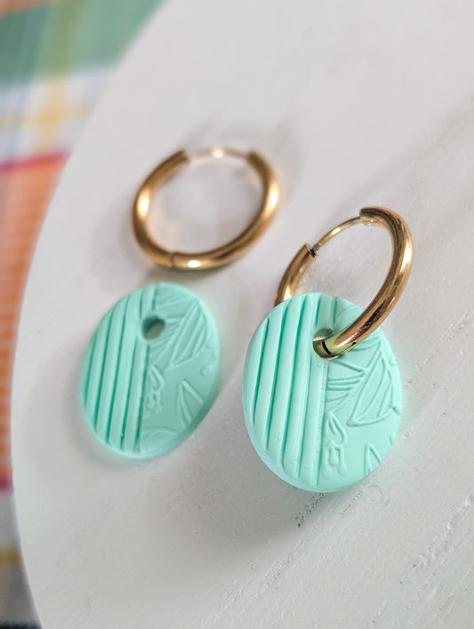 Créoles aqua - Boucles d'oreilles pendantes en argile polymère et acier inoxydable hypoallergène