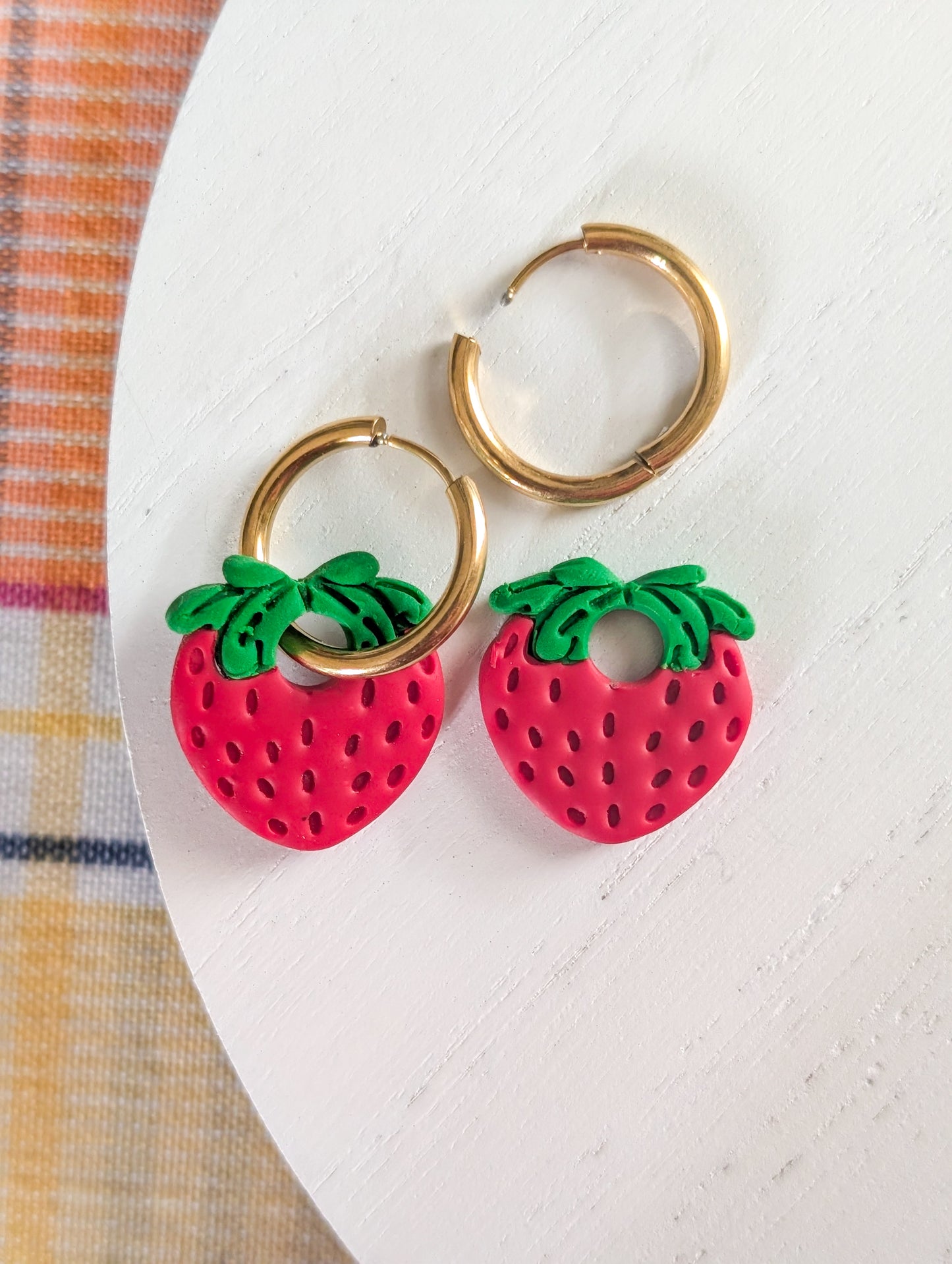 Créoles fraises - Boucles d'oreilles pendantes en argile polymère et acier inoxydable hypoallergène