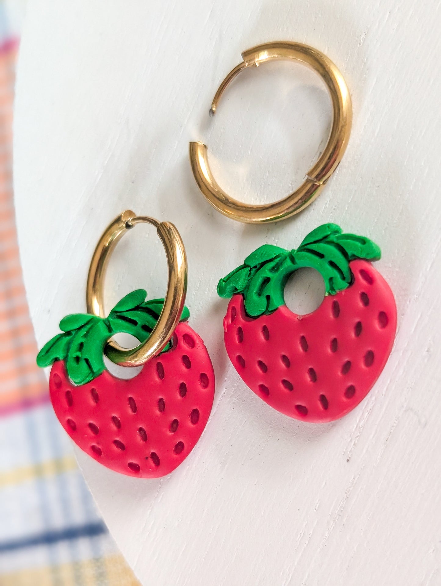 Créoles fraises - Boucles d'oreilles pendantes en argile polymère et acier inoxydable hypoallergène