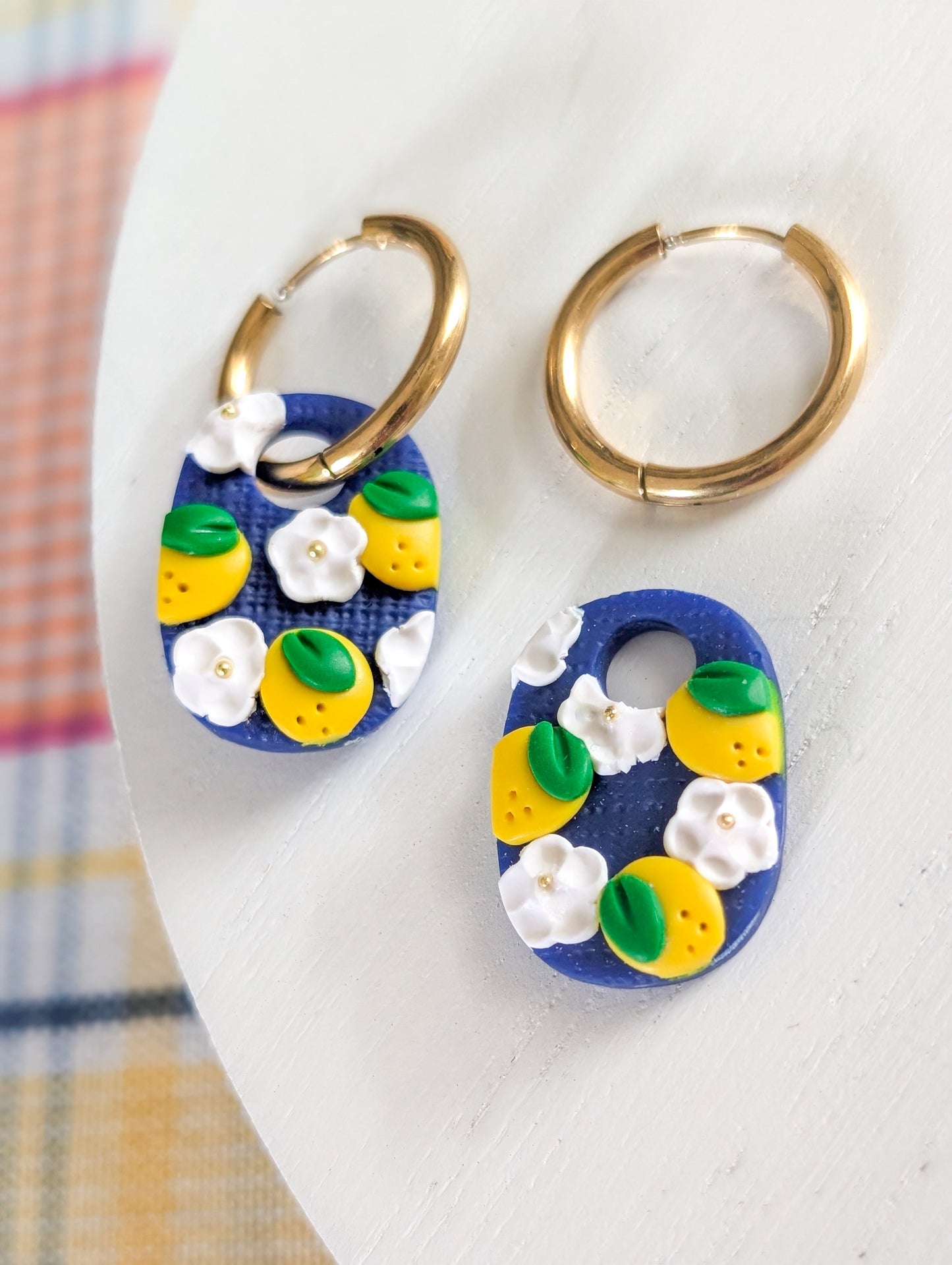 Créoles motifs citrons - Boucles d'oreilles pendantes en argile polymère et acier inoxydable hypoallergène