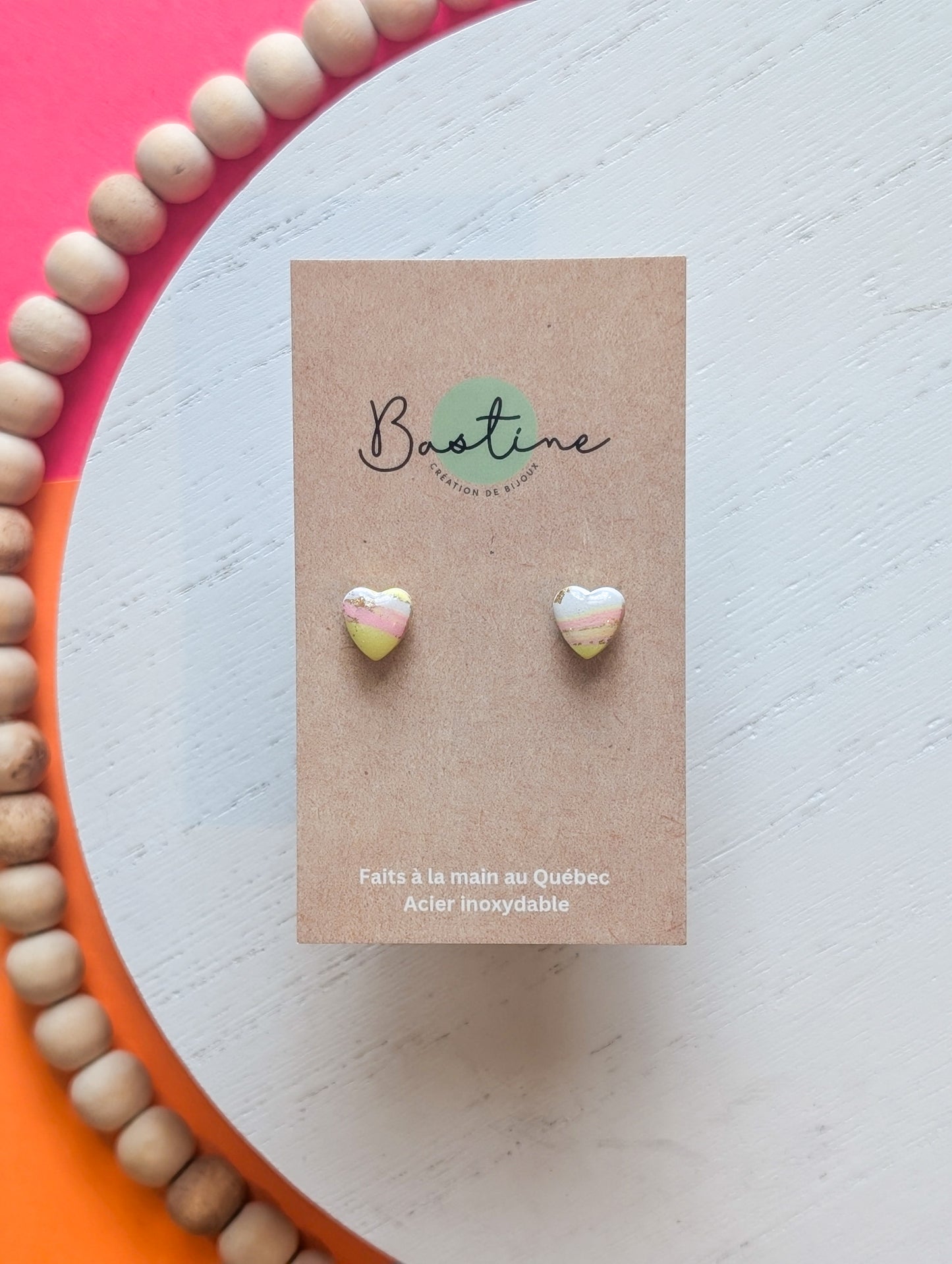Coeurs marbrés limonade rose - Boucles d'oreilles mini studs en argile polymère et acier inoxydable hypoallergène