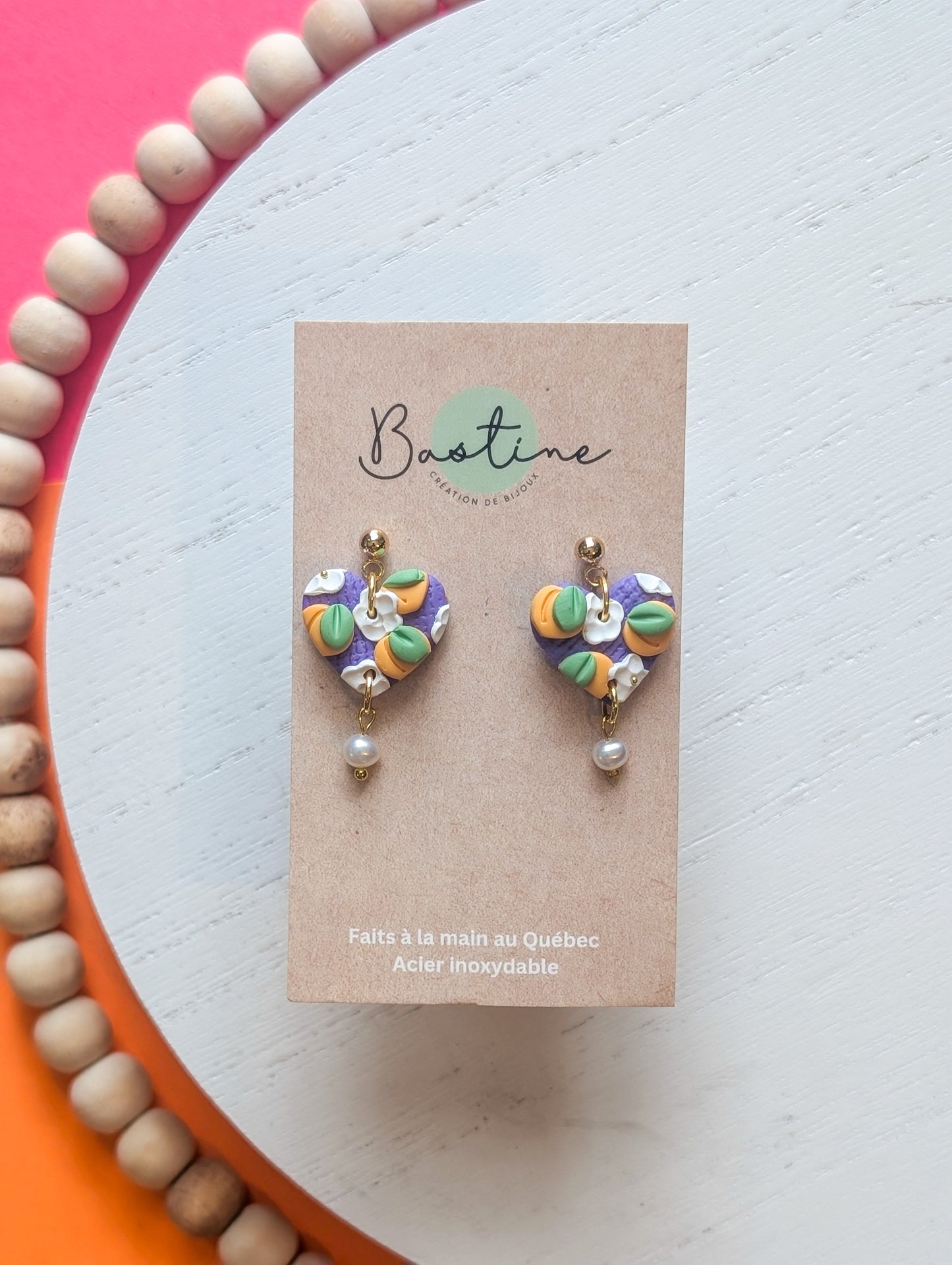 Karina motif pêche - Boucles d'oreilles pendantes en argile polymère et acier inoxydable hypoallergène