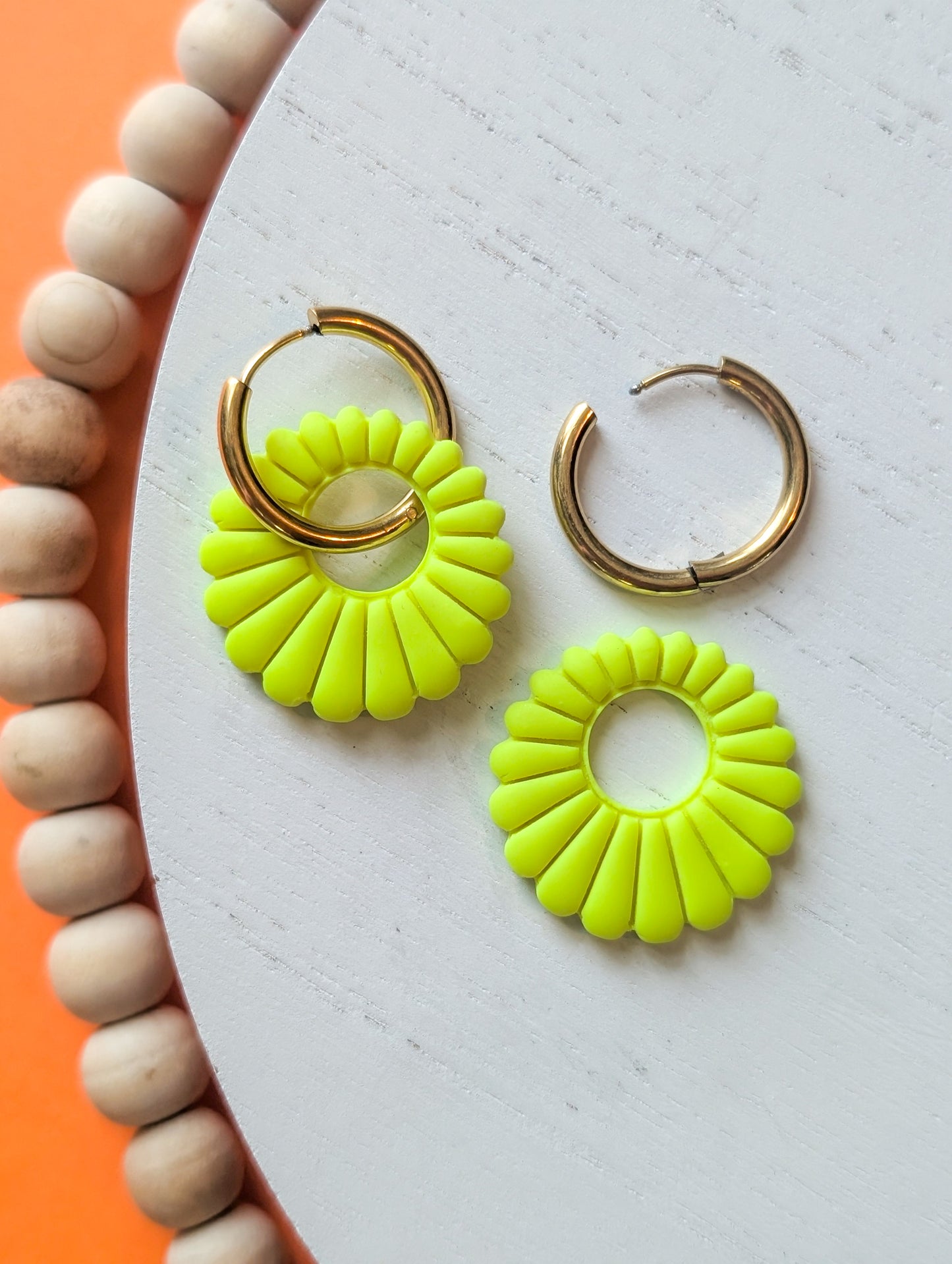 Créoles fleurs jaune fluo - Boucles d'oreilles pendantes en argile polymère et acier inoxydable hypoallergène