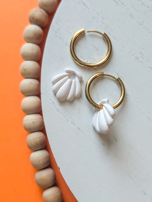 Créoles coquillages - Boucles d'oreilles pendantes en argile polymère et acier inoxydable hypoallergène