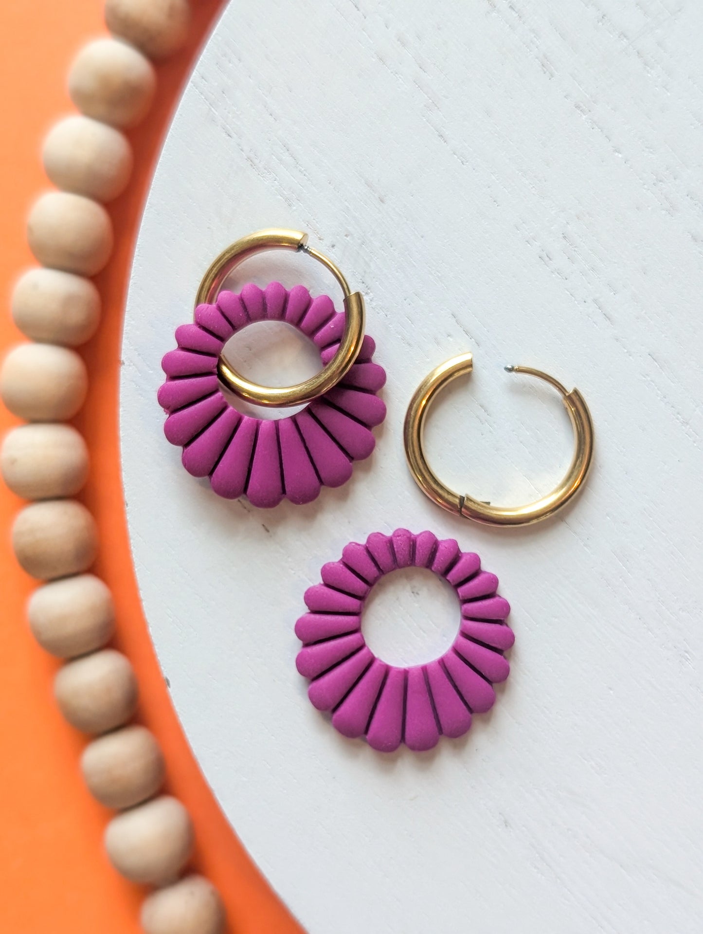 Créoles fleurs fuchsia - Boucles d'oreilles pendantes en argile polymère et acier inoxydable hypoallergène
