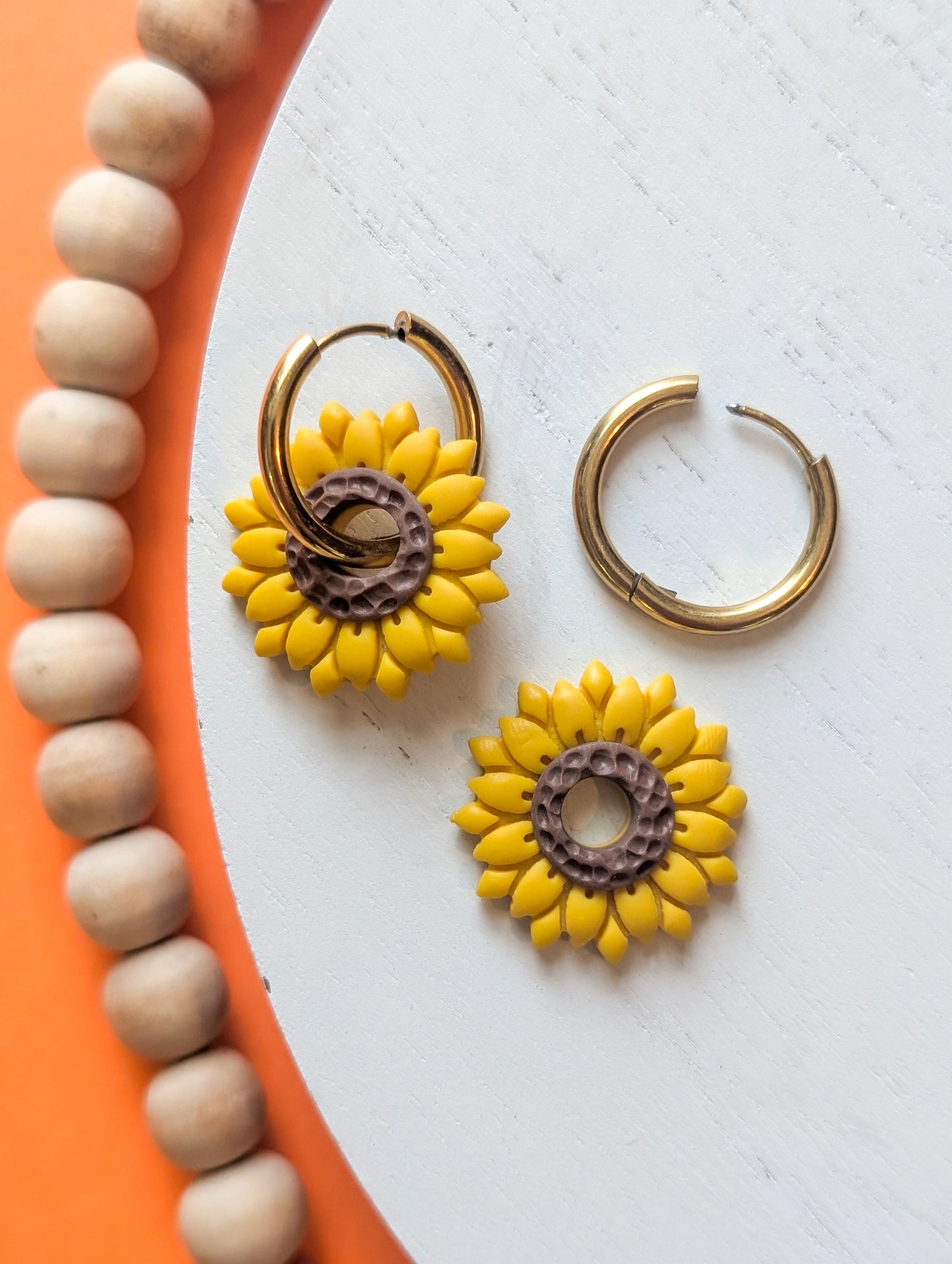 Créoles tournesols - Boucles d'oreilles pendantes en argile polymère et acier inoxydable hypoallergène